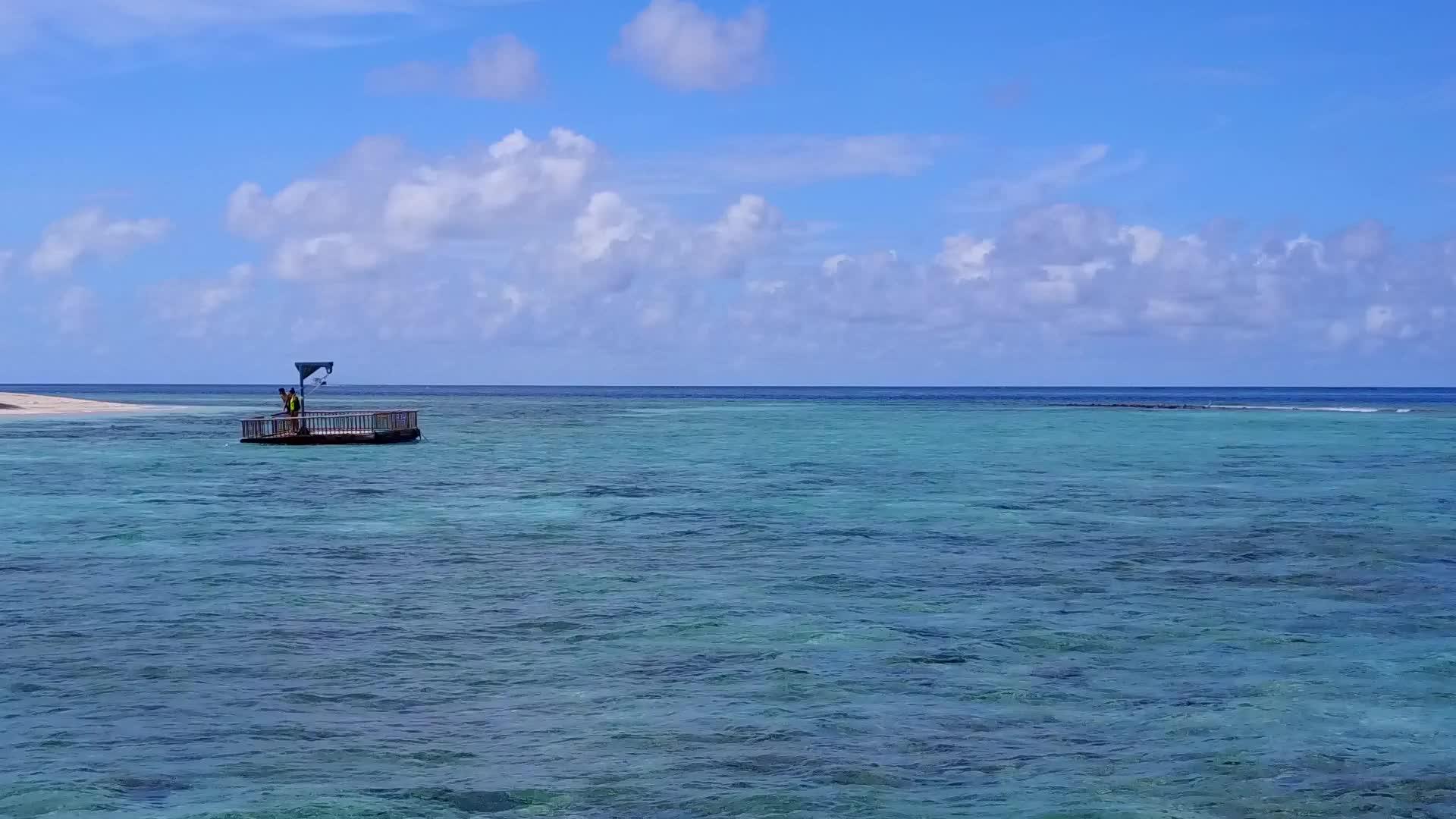 乘坐蓝海和浅沙背景的无人驾驶飞机观看热带海湾海滩旅行视频的预览图