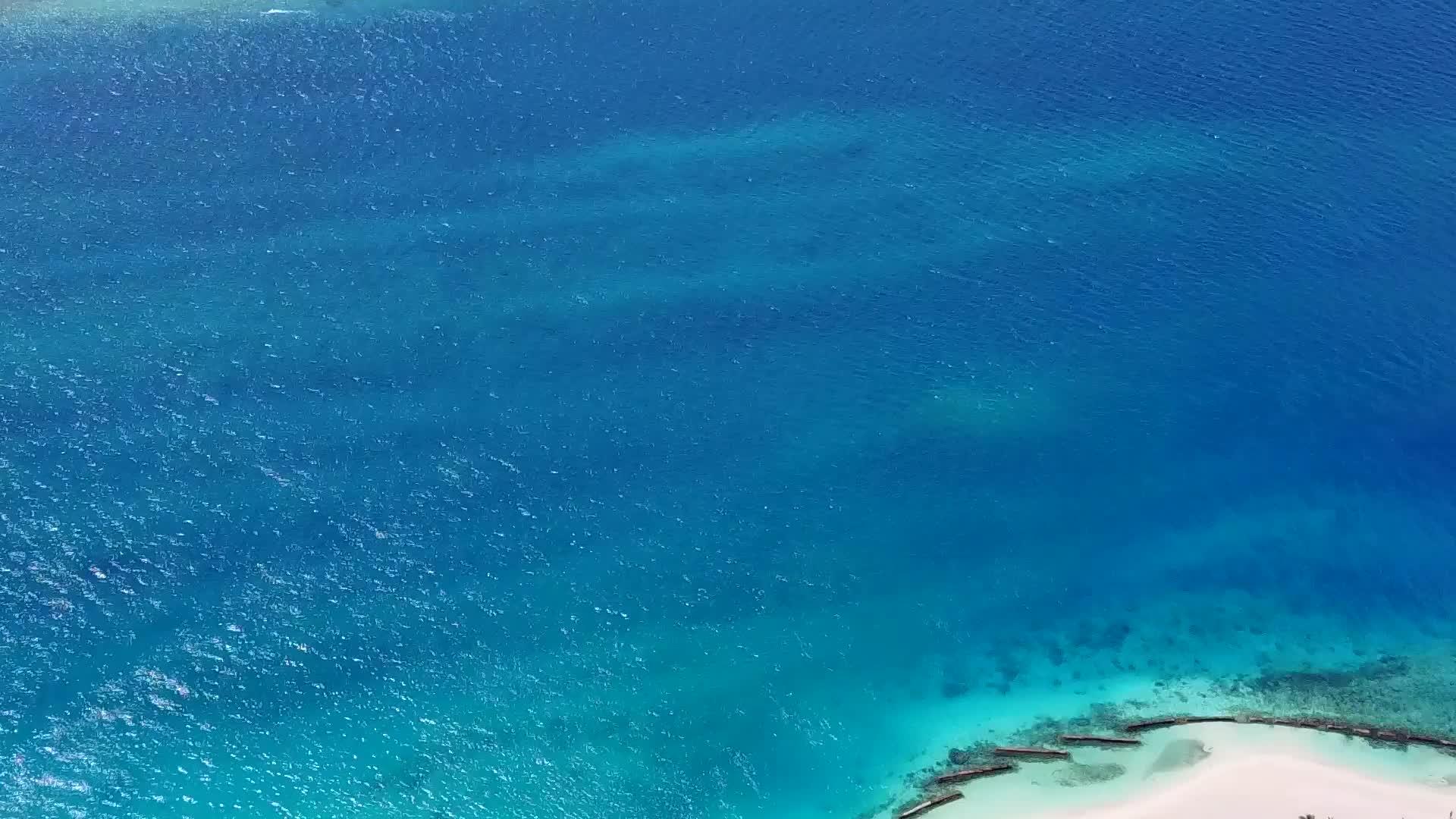 蓝海和白色沙底蓝海放松度假胜地海滩之旅视频的预览图