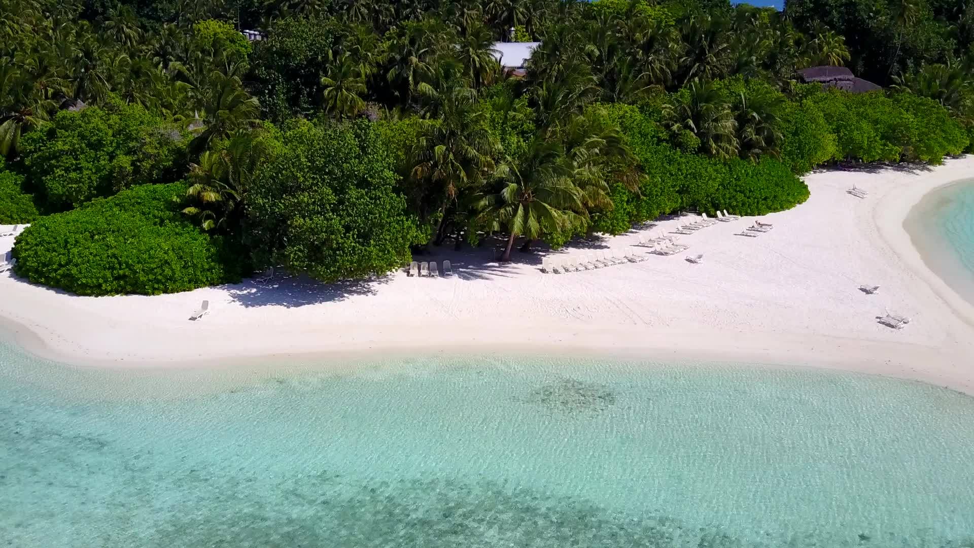 蓝海白沙背景安静旅游海滩度假无人机全景视频的预览图