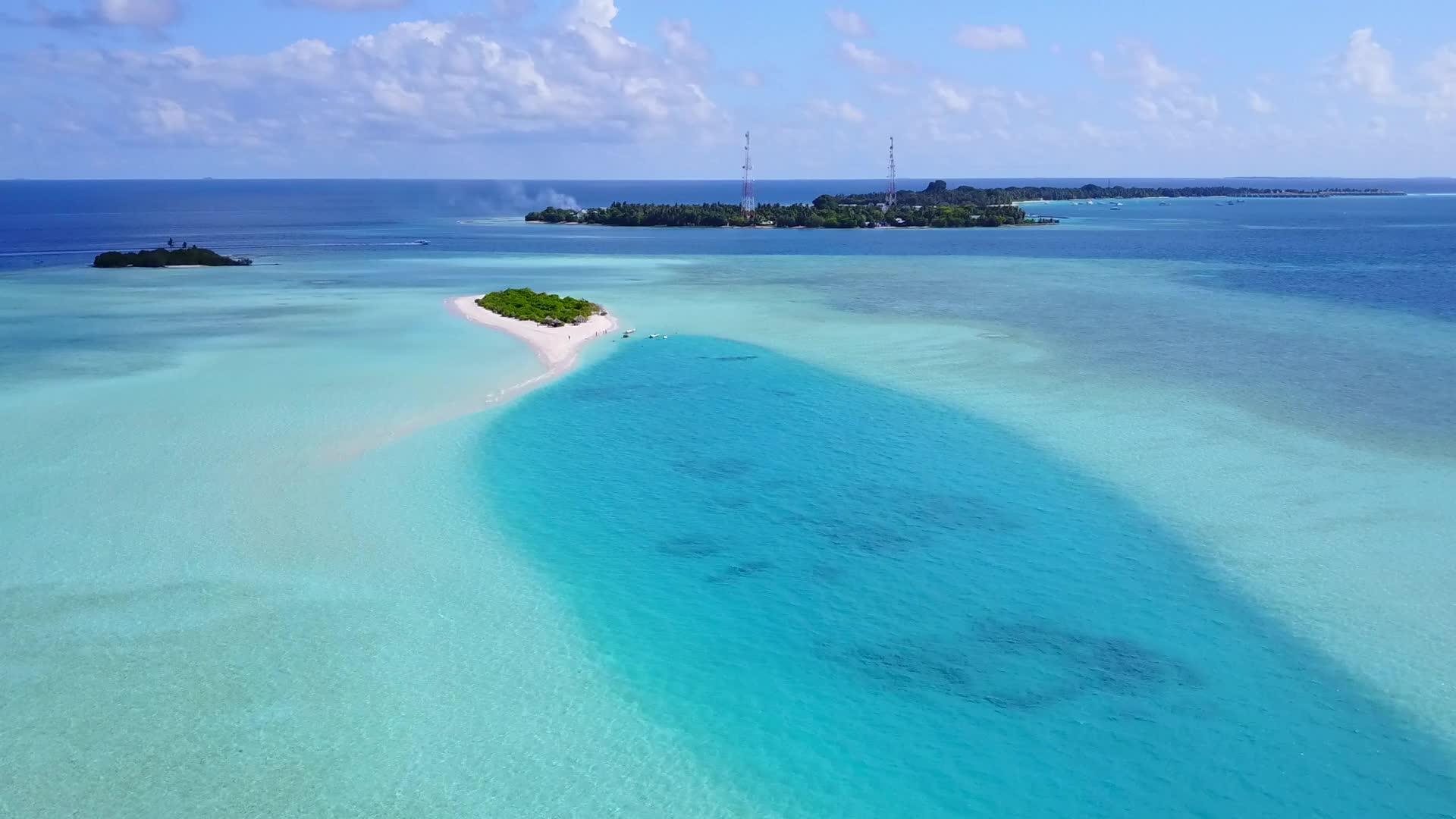 以绿松石泻湖和白沙为背景的天堂海滩野生动物空中无人机视频的预览图