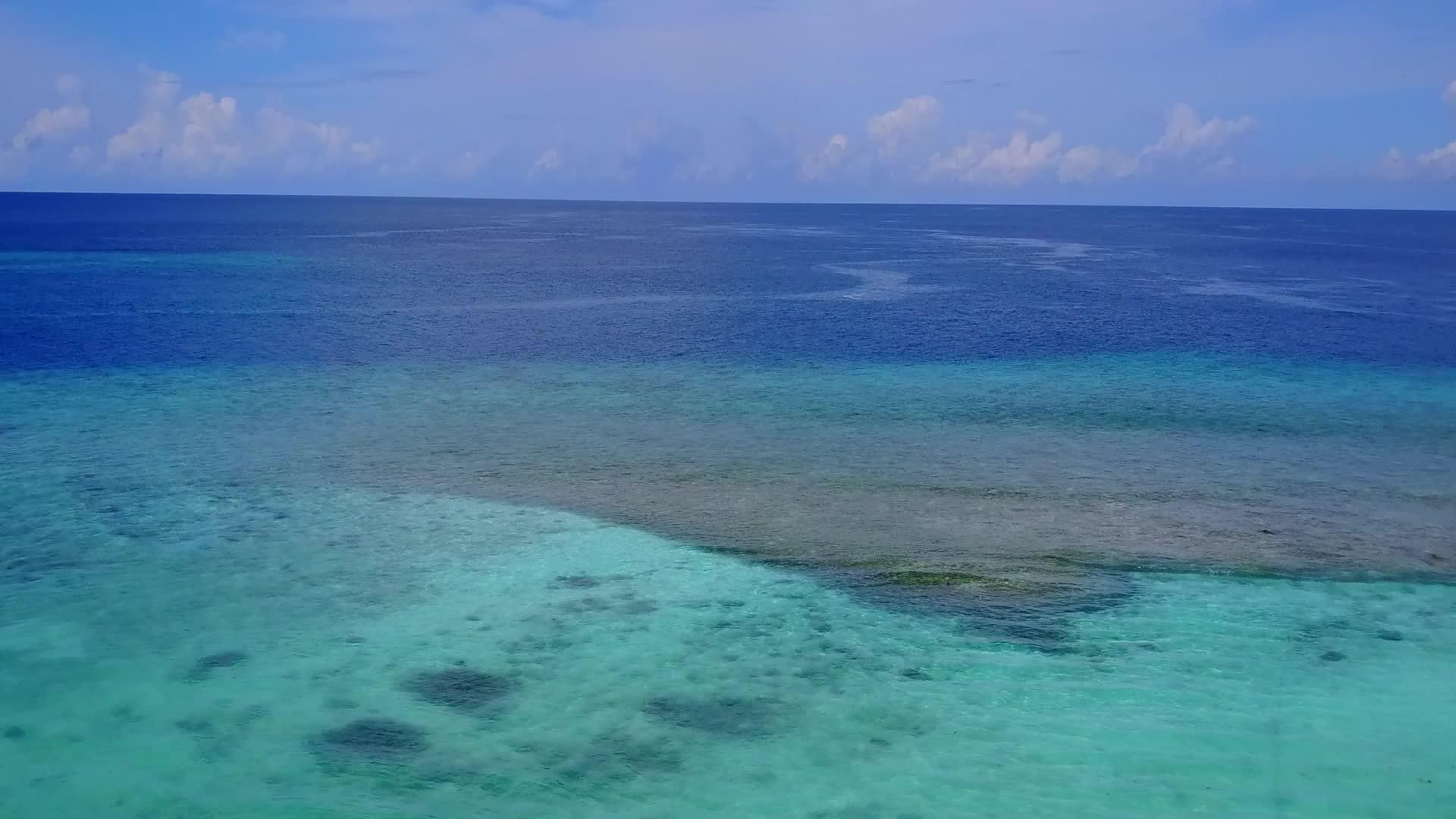 在蓝天白沙的背景下美丽的旅游海滩度假视频的预览图