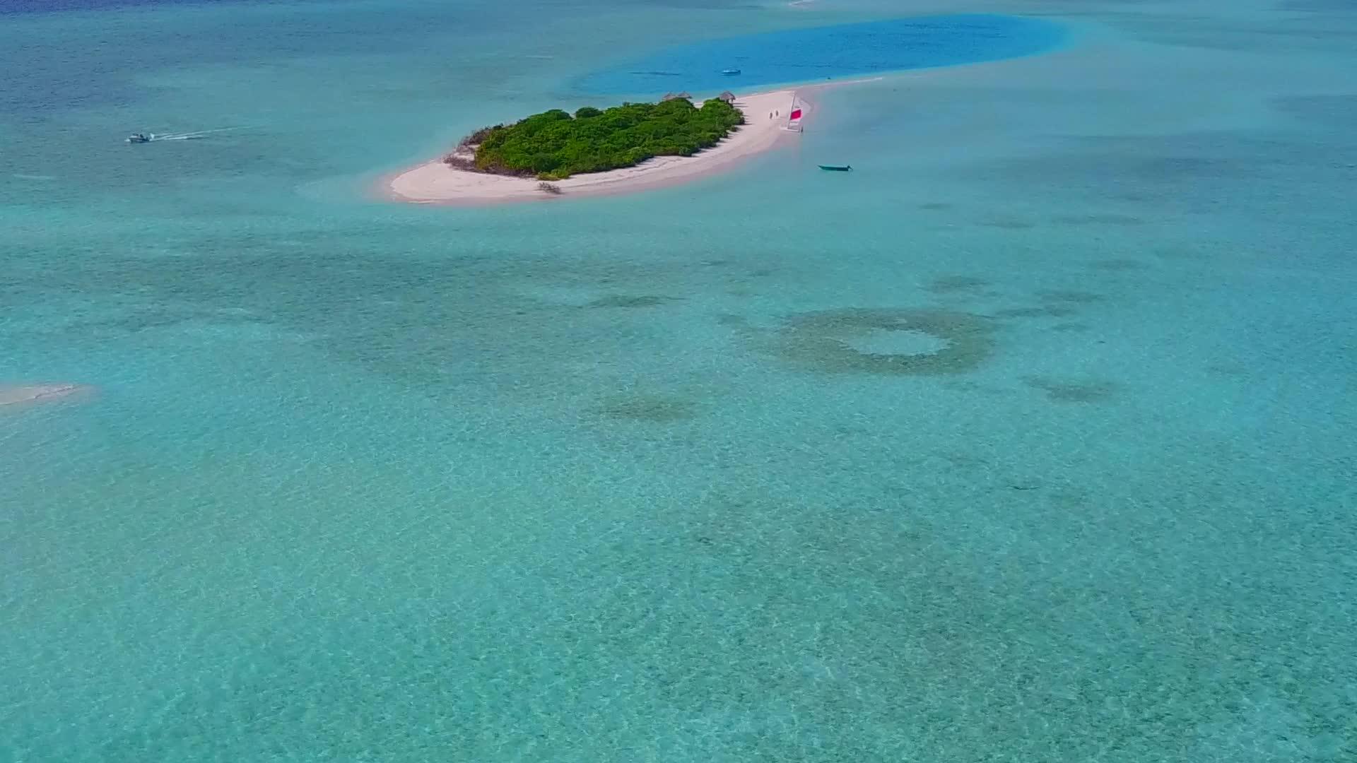 白沙背景的水蓝色水域无人机美丽的海岸海滩生活方式视频的预览图