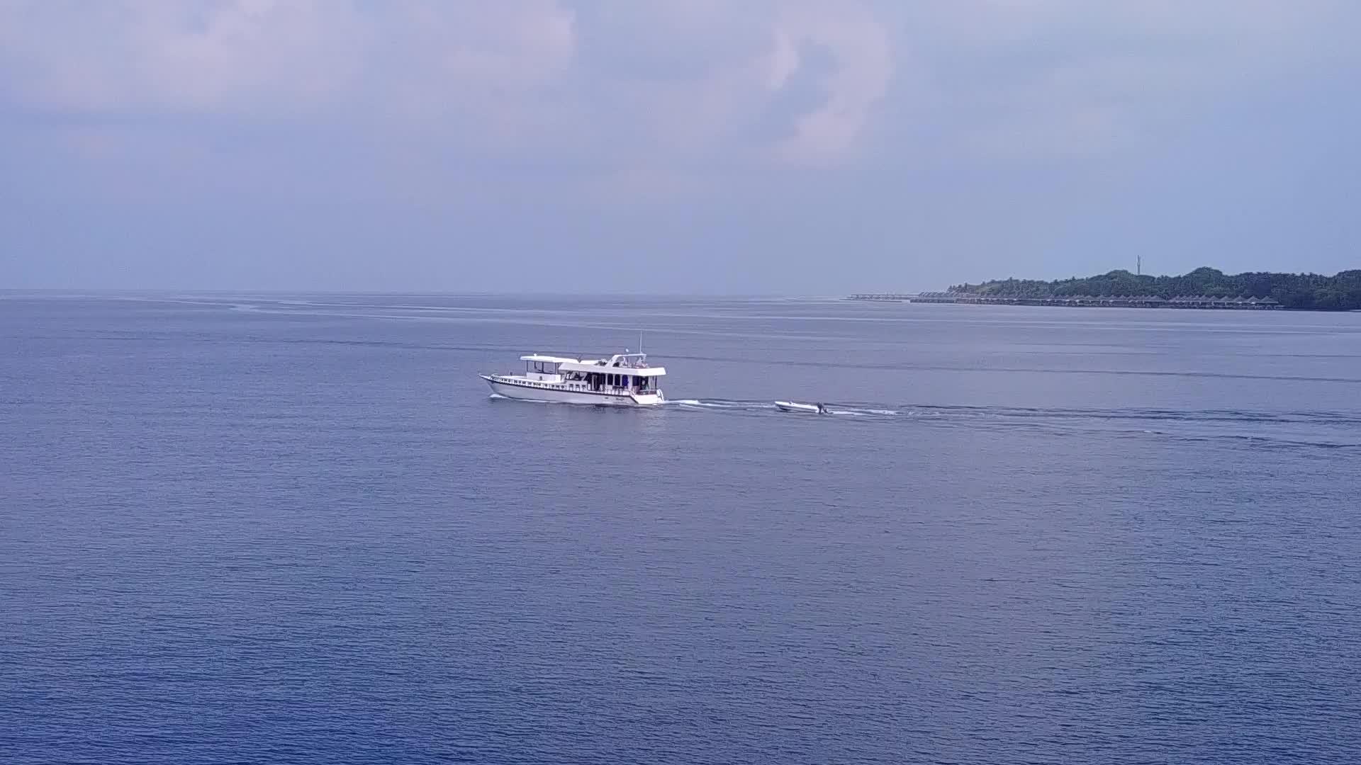 白沙底浅环礁湖是一架无人驾驶飞机具有滩度假性质视频的预览图