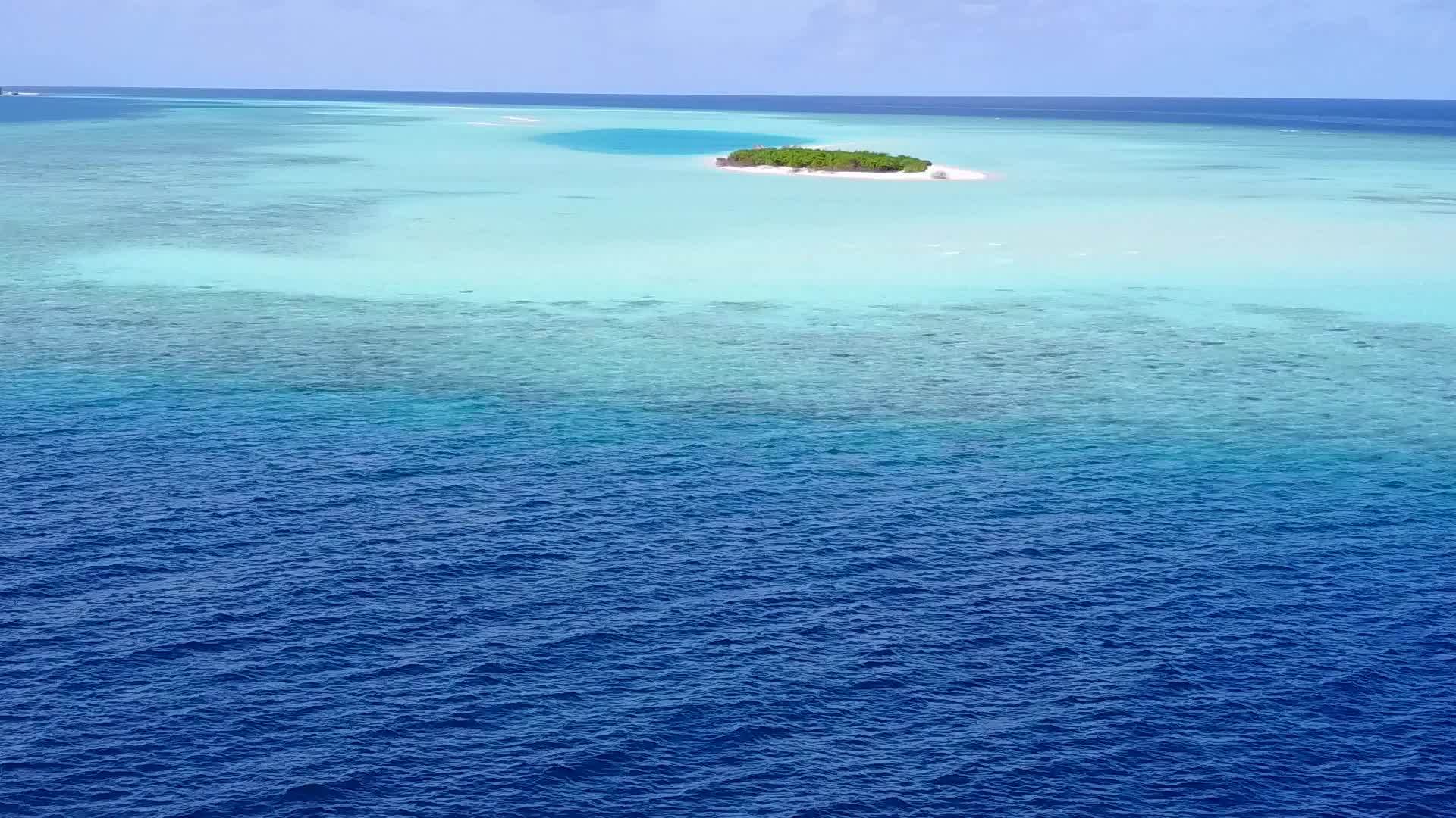 白沙背景蓝色泻湖空中无人机完美海滩之旅视频的预览图