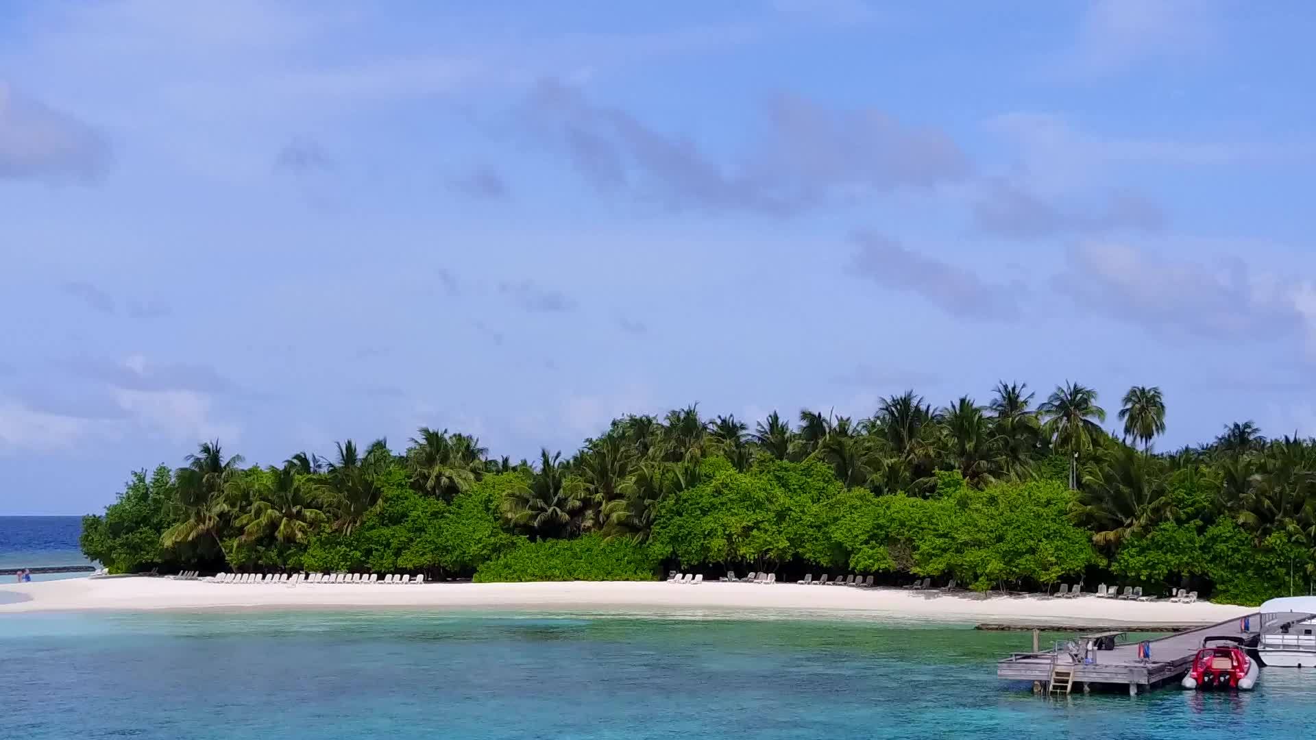 一个奇怪的海湾由松绿环礁和白沙背景组成视频的预览图
