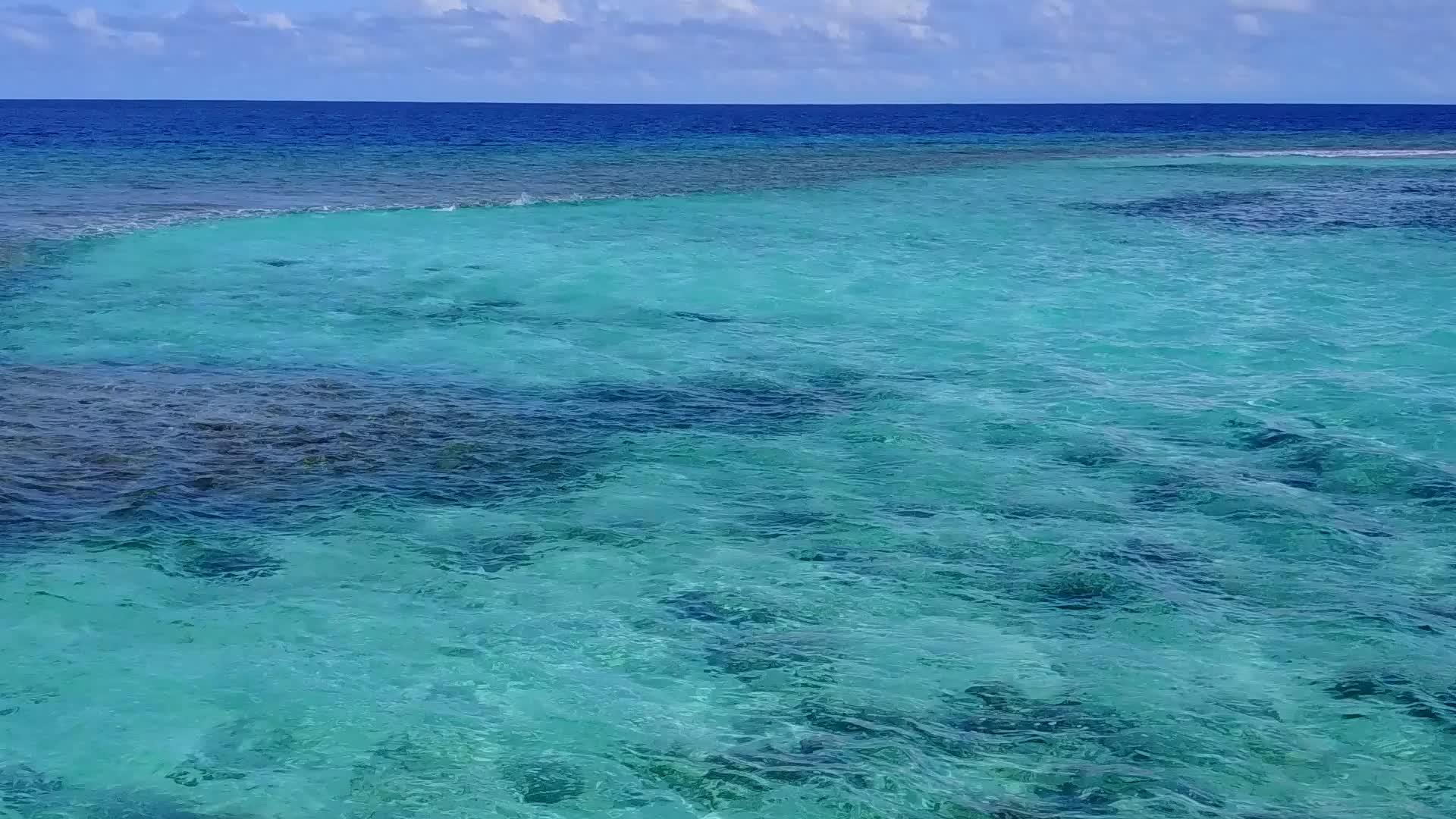 宁湾海滩时间以蓝环礁和白沙为背景在空中观光视频的预览图