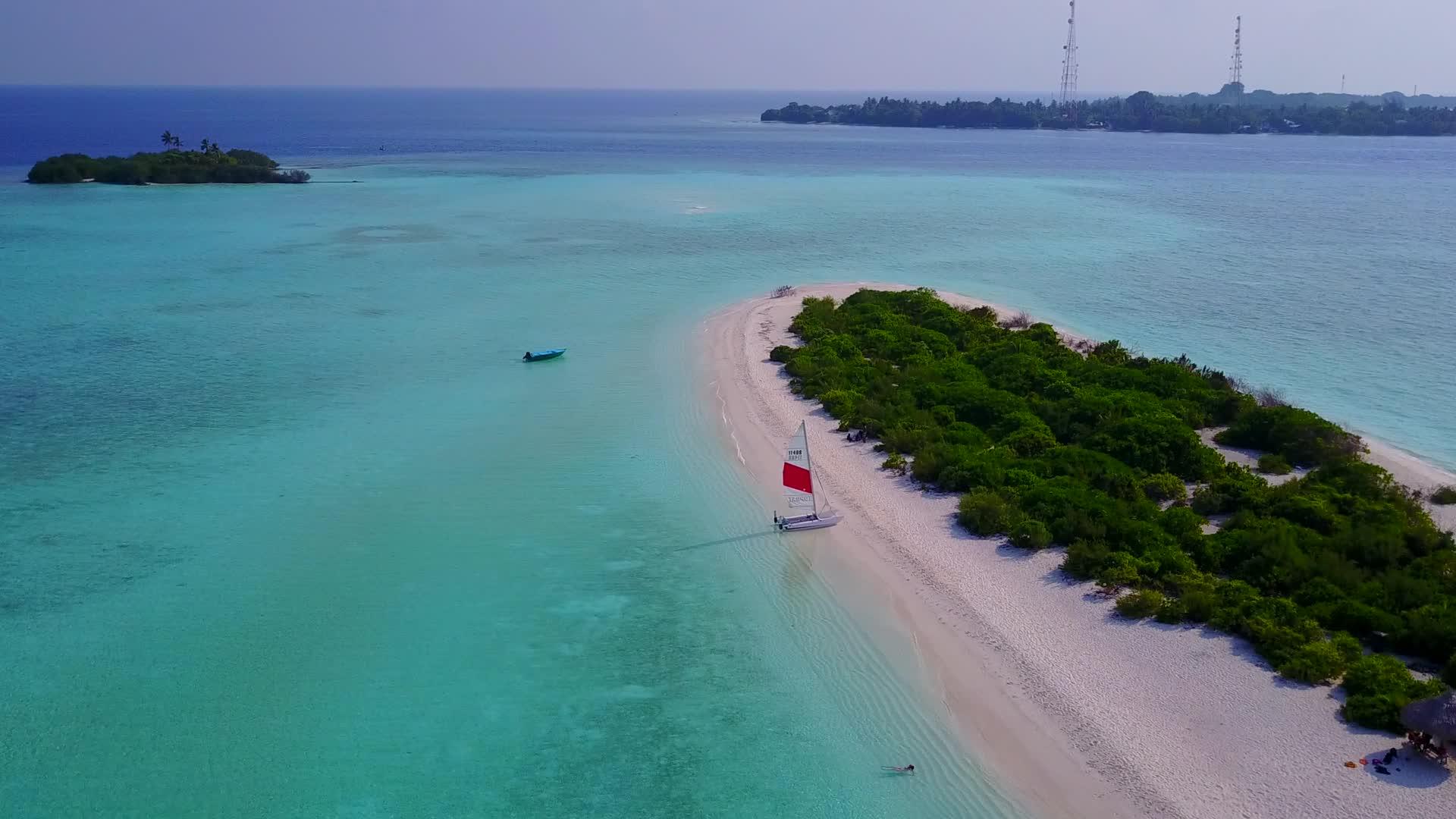 空中无人驾驶以蓝海和白沙为背景视频的预览图