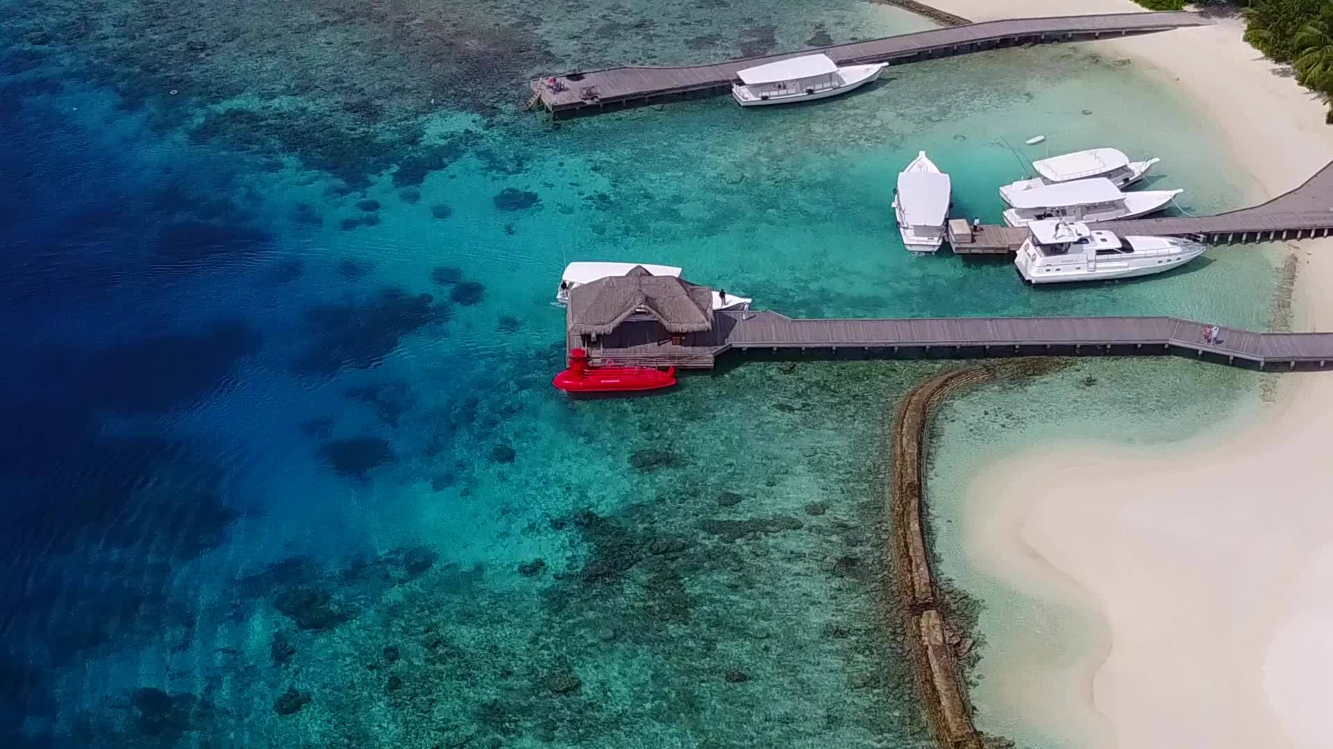 环礁湖海滩的生活方式以清洁沙土为背景以水和蓝水为生视频的预览图