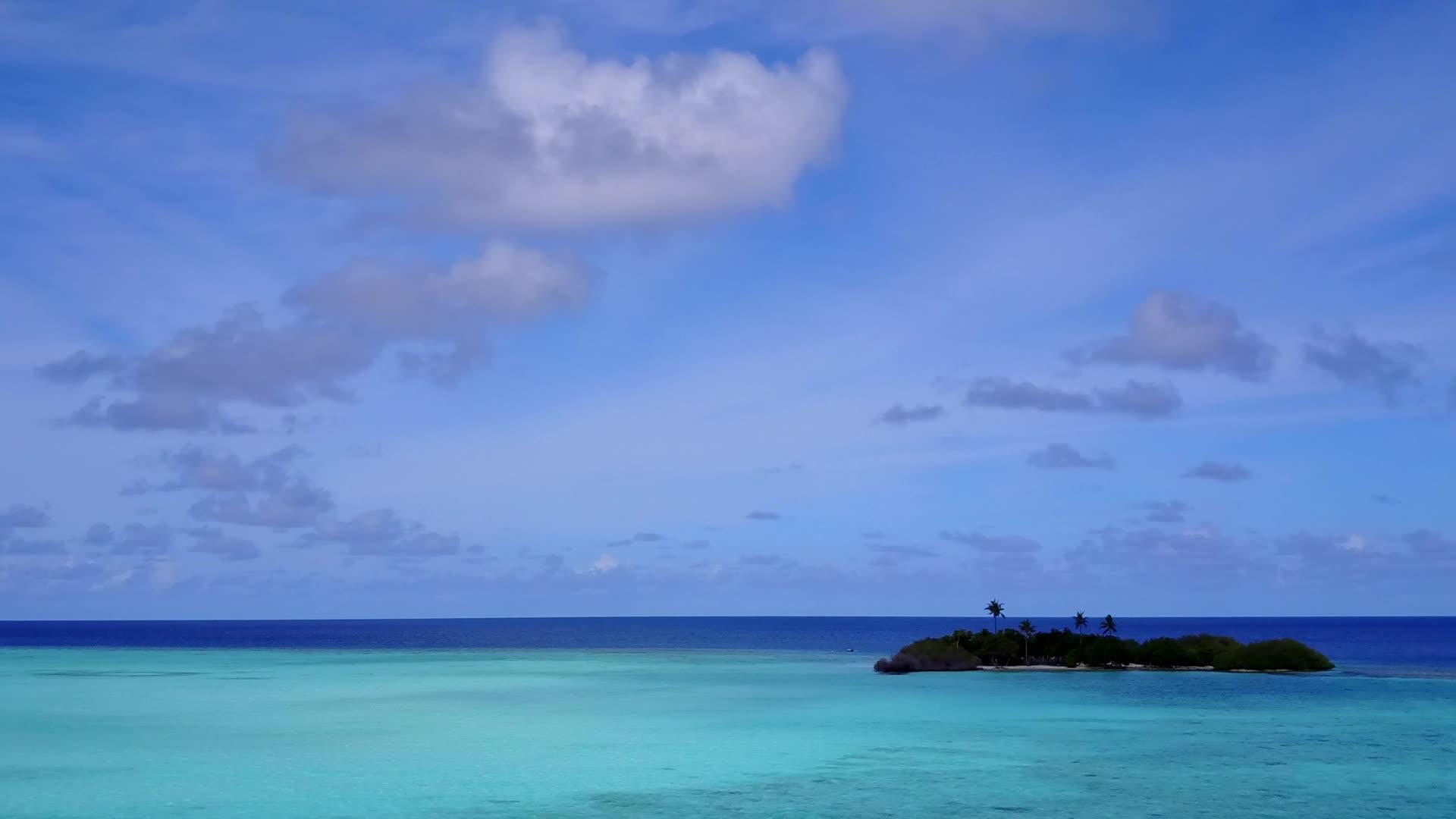 无人驾驶的无人驾驶汽车以水、蓝水和白色海滩的背景打破了美丽的岛屿海滩视频的预览图