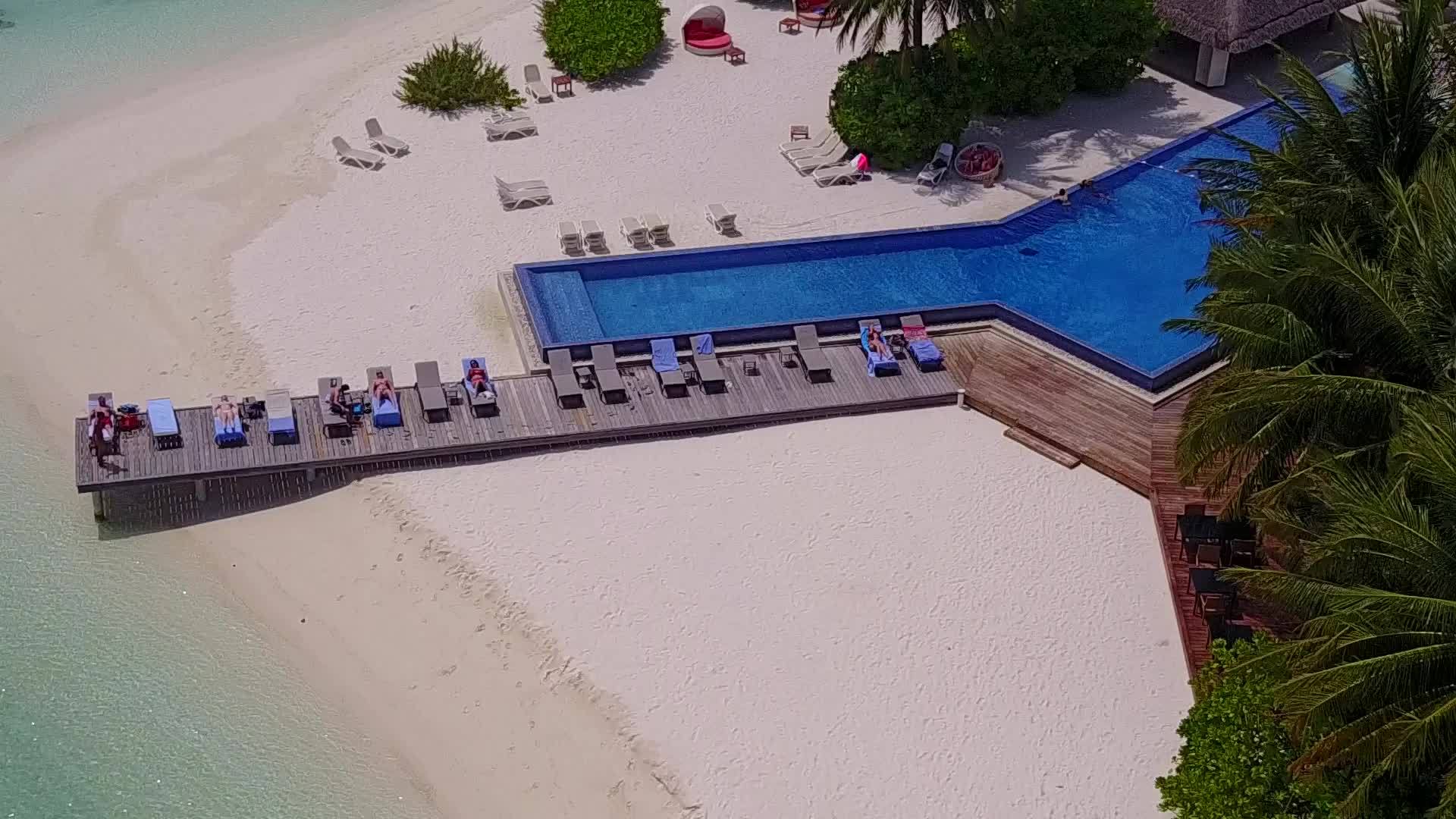 以白色沙色背景的水蓝色环礁湖为例在海滩度假期间使用无人使用视频的预览图