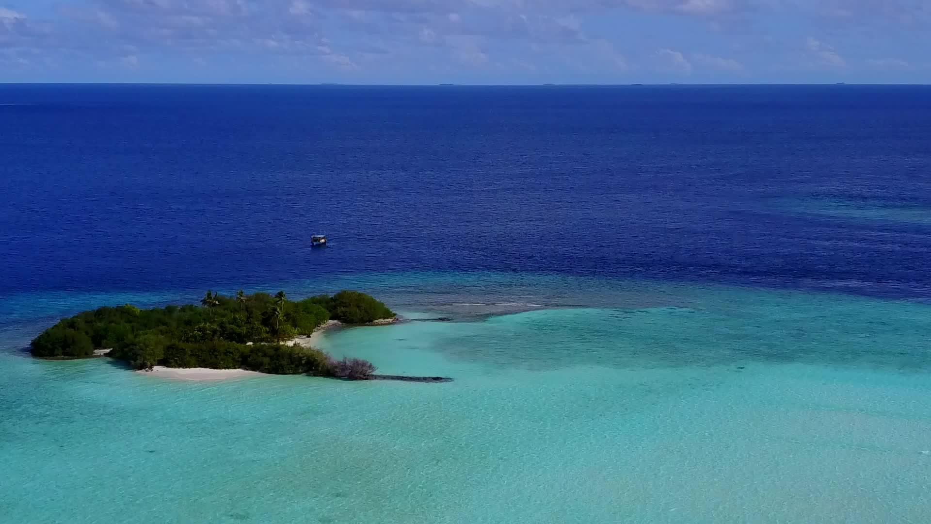 蓝色海平面以白色沙滩为背景穿阔的海湾海滩之旅视频的预览图