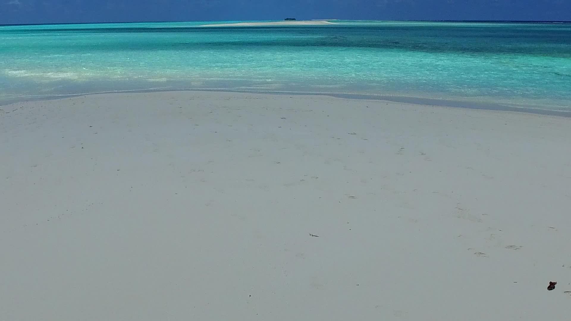在清澈的环礁湖和白色的海滩背景下旅行视频的预览图