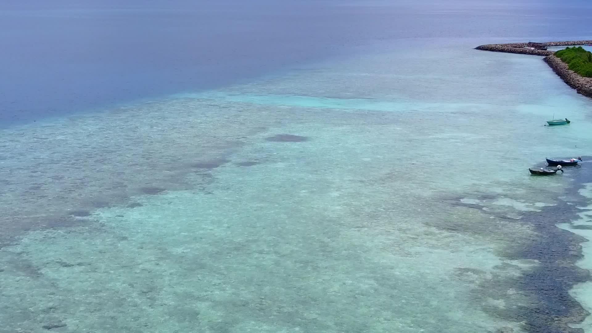 岛屿海滩以清澈的环礁湖和白沙底为背景视频的预览图