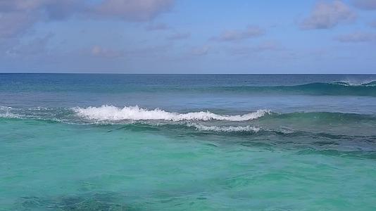 蓝色海洋和浅沙背景的明沙底部的豪华环礁湖海滩时间在空中观察视频的预览图