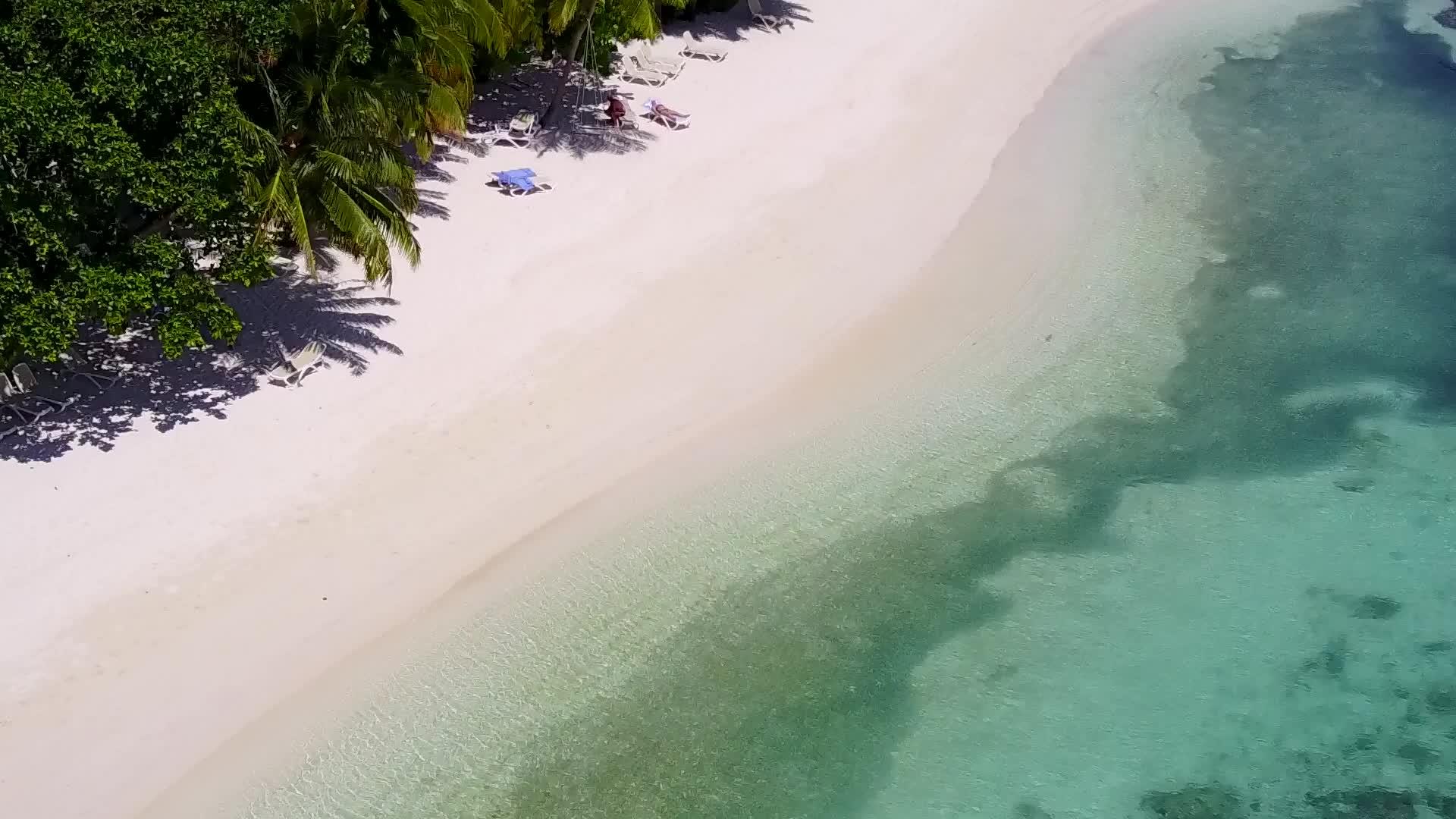 豪华海滩断岸的空中视觉摘要来自绿色海洋和白色海滩的背景视频的预览图