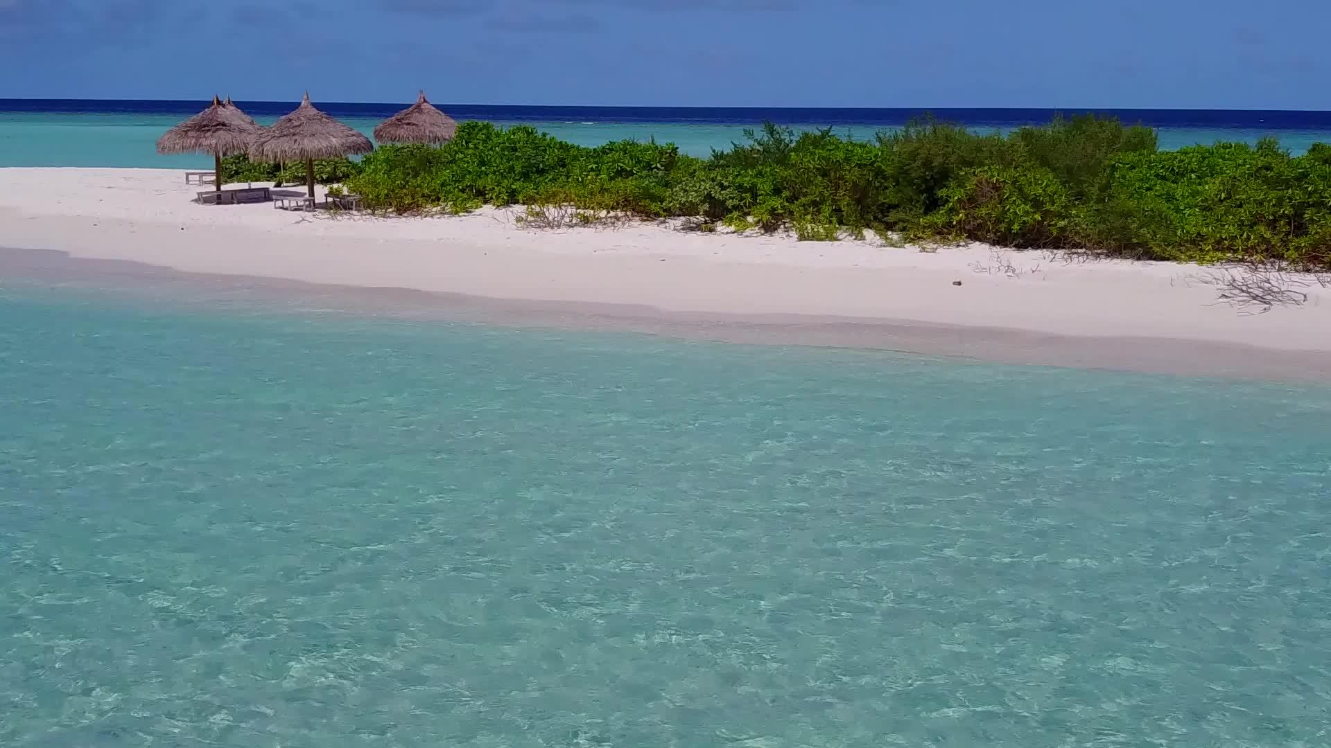 蓝色泻湖和白色海滩背景下美丽的泻湖海滩度假鸟瞰海景视频的预览图