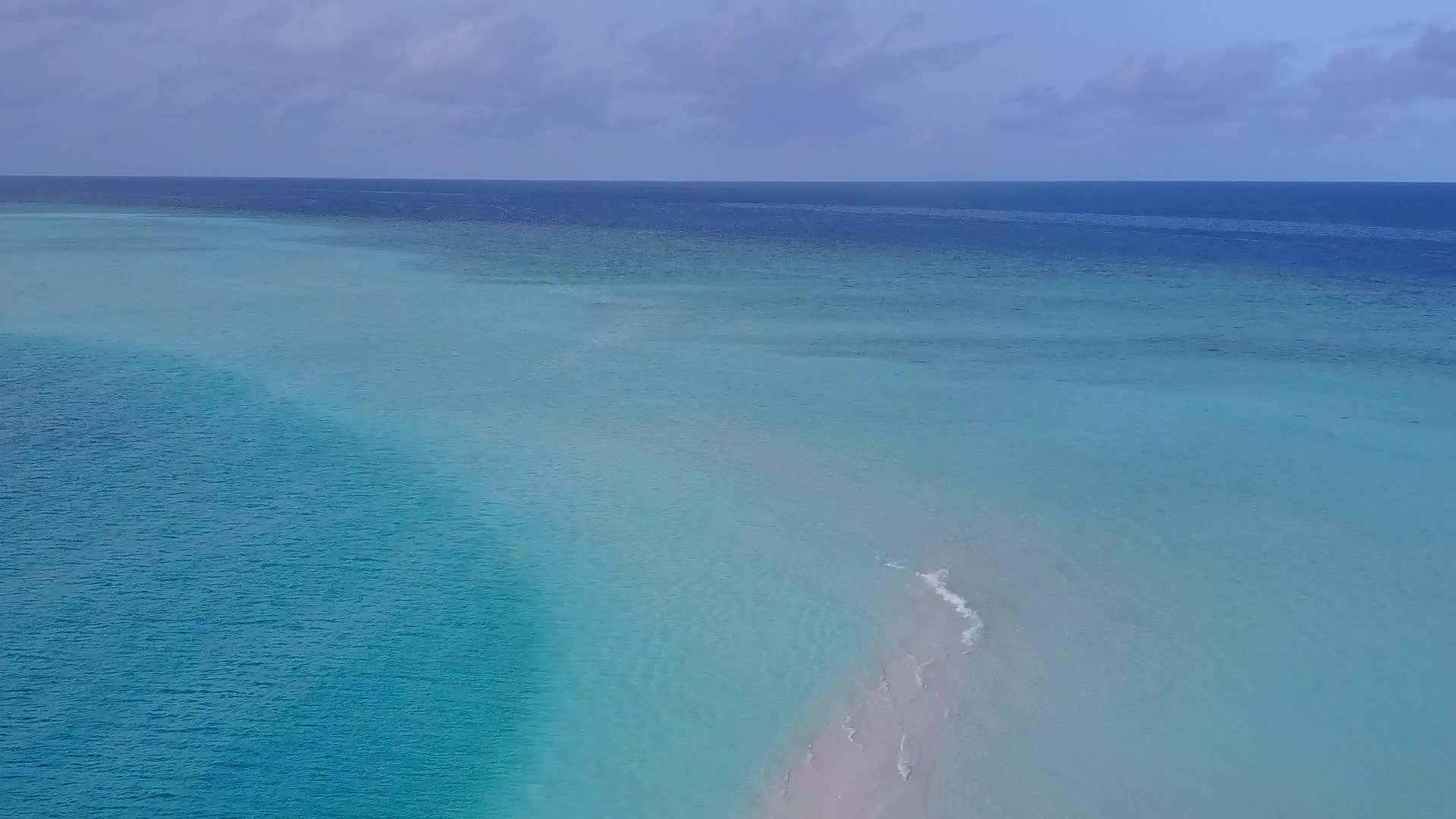 无人机天空生活方式在绿松石水和白沙的背景下视频的预览图