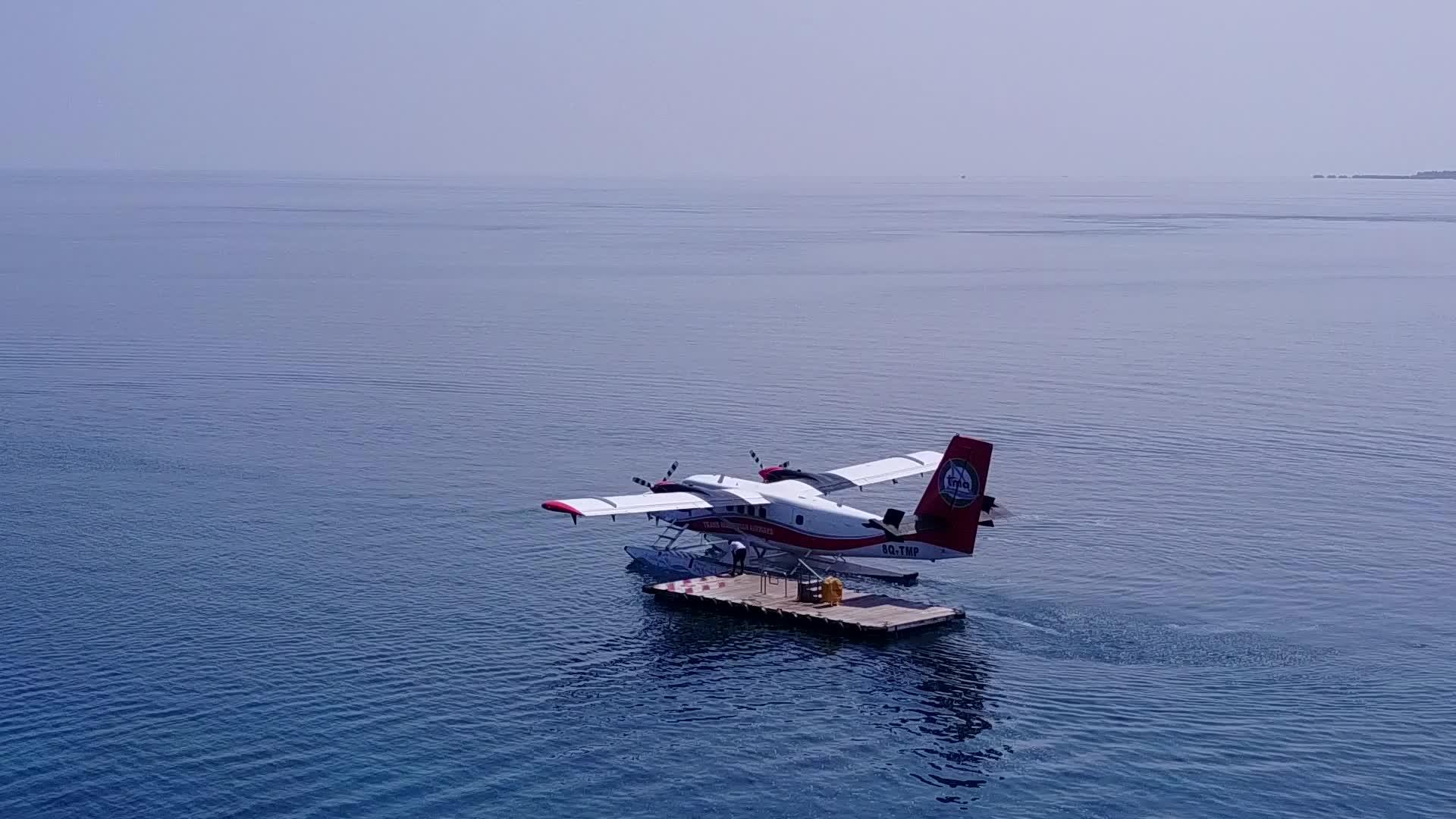 在蓝绿海和白沙的背景下无人机景观在宁静的海滩上航行视频的预览图