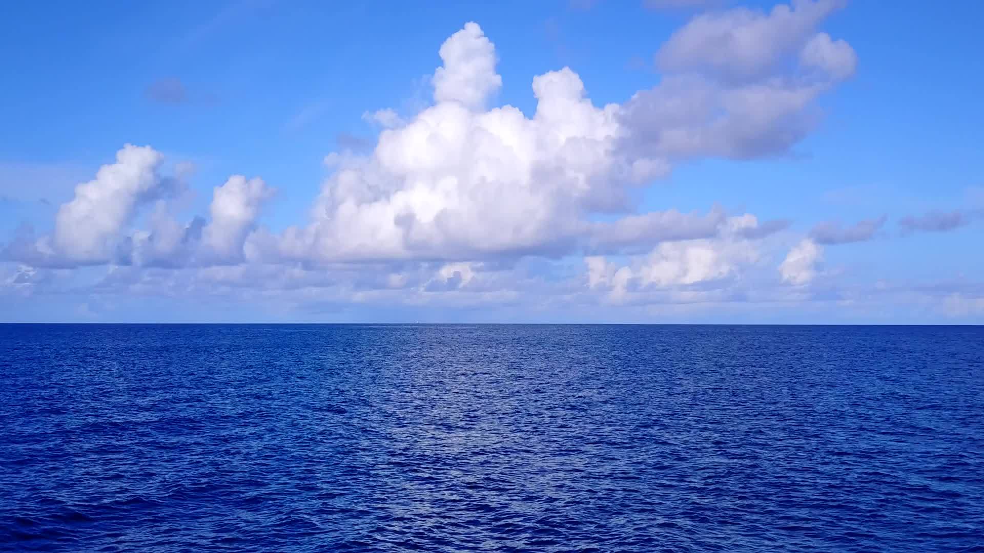 空中无人驾驶飞机乘坐豪华海滩渡海和白色沙沙背景视频的预览图