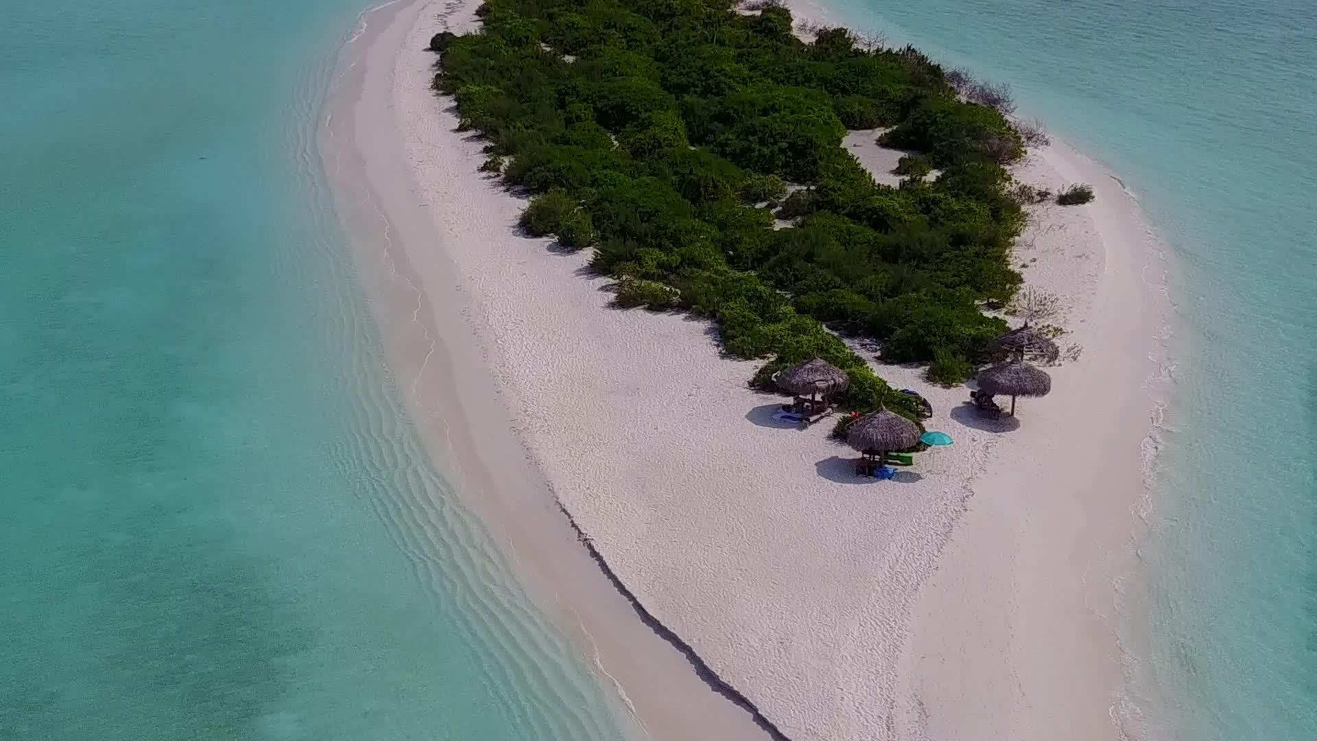 空中无人人驾驶飞机让海蓝海和白沙度假休闲视频的预览图