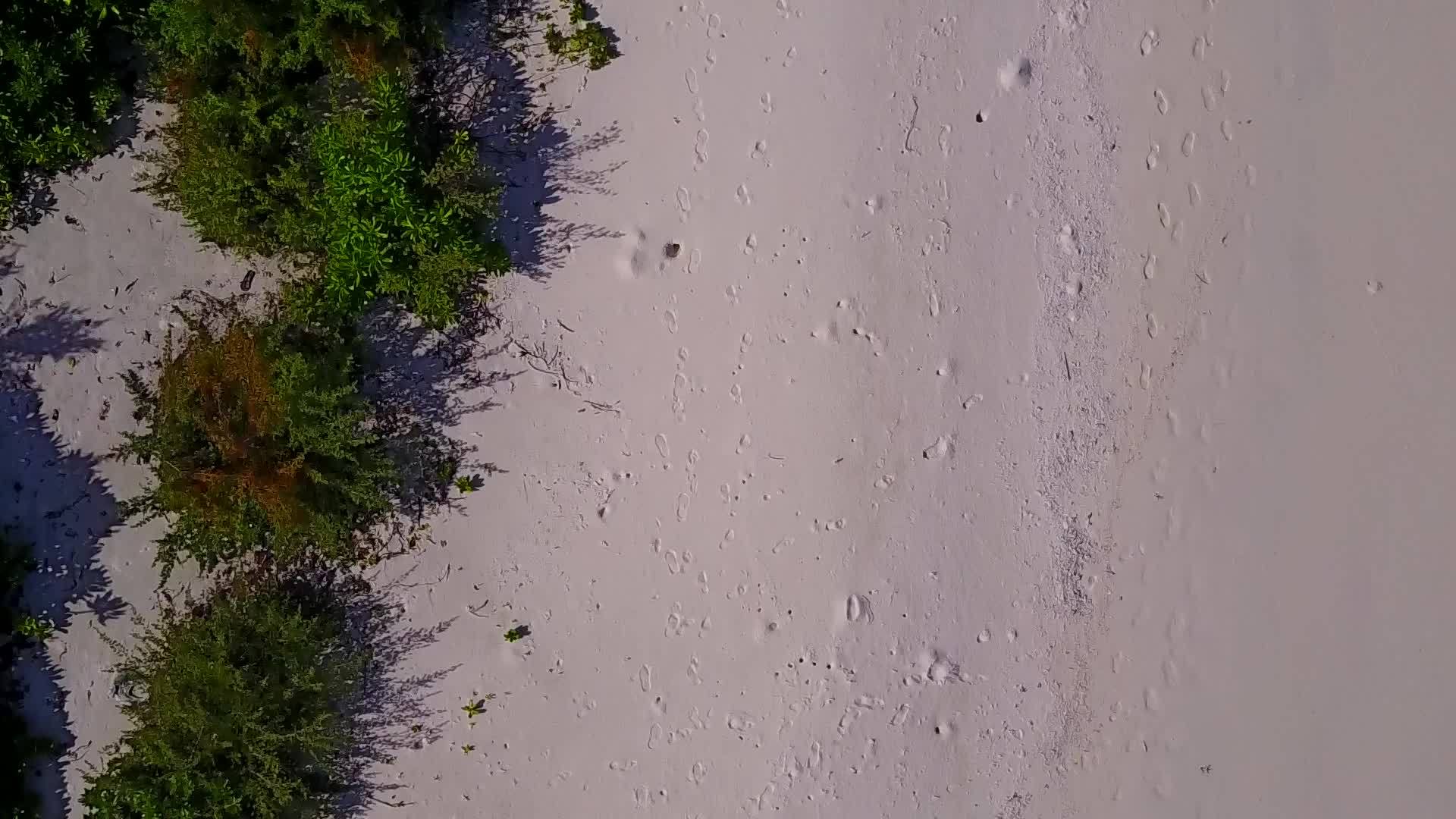 用明亮的沙色背景欣赏蓝色海洋用无人机欣赏美丽的海岸海滩视频的预览图