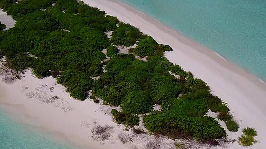 白沙背景蓝海热带湾海滩导航空中无人机性质视频的预览图