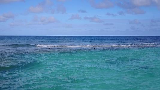 海洋海岸线海滩旅行的空气纹理是水蓝色海洋和白色沙子的背景视频的预览图