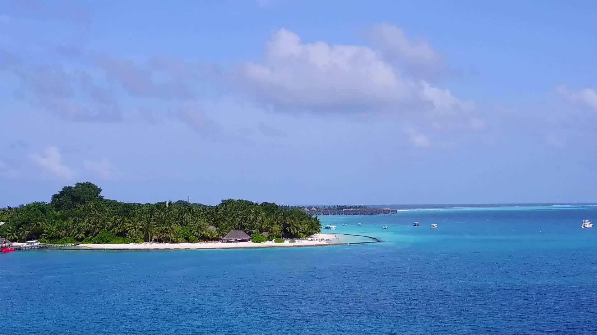 美丽的度假海滩度假背景下的无人机空中风景视频的预览图