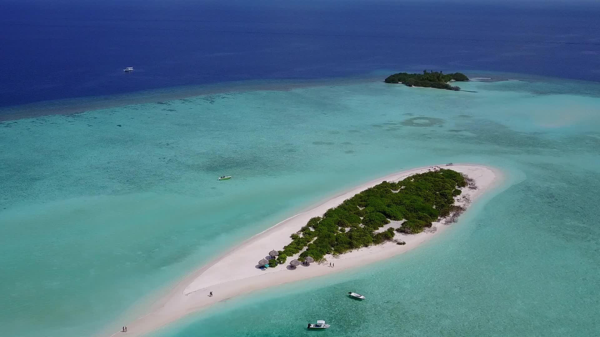 无人驾驶时间使用蓝海和清洁沙滩背景的热带海岸海滩时间视频的预览图