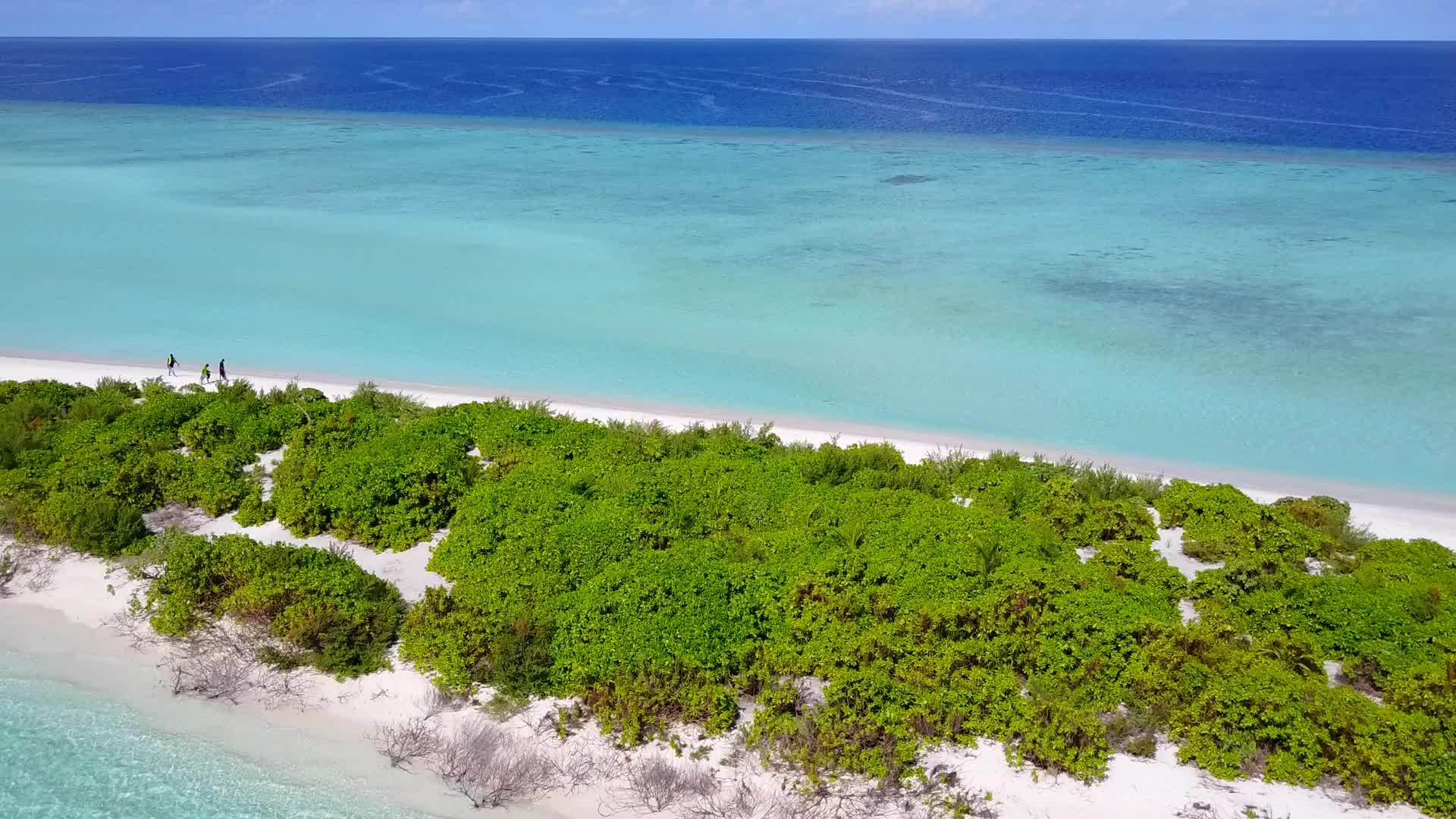 探索热带岛屿海滩的透明海面和白色沙底背景视频的预览图