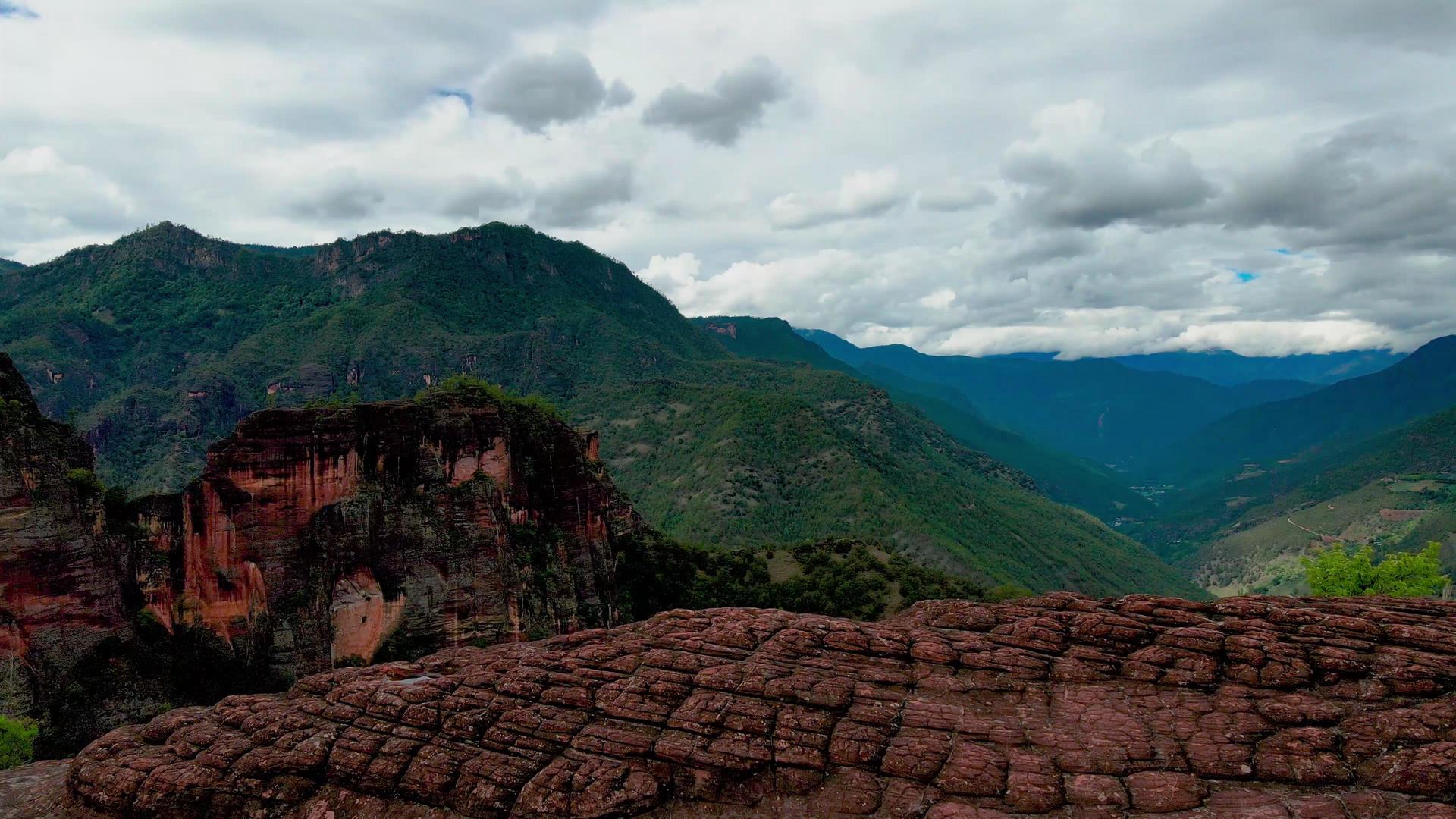 航拍云南老君山国家地质公园视频的预览图