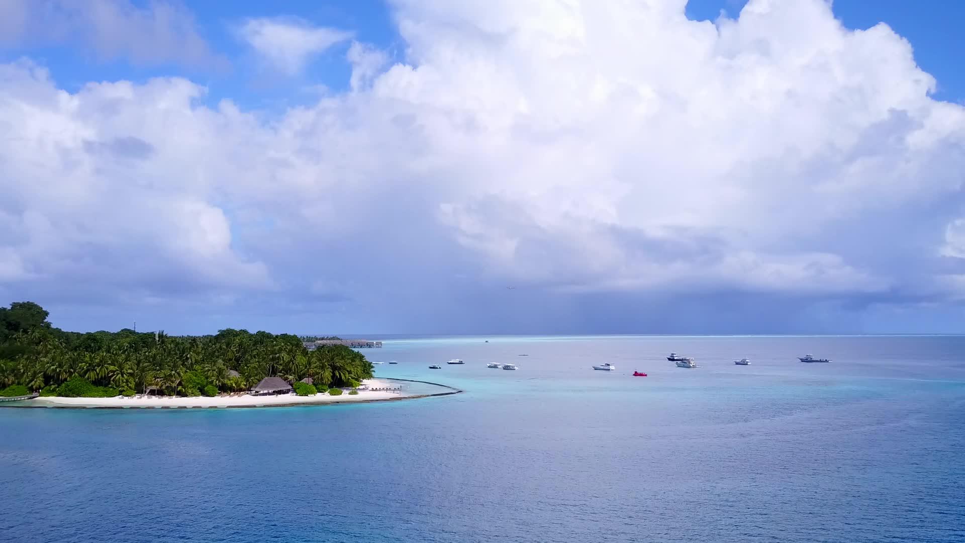 以蓝水和白沙为背景放松岛上的海滩之旅视频的预览图