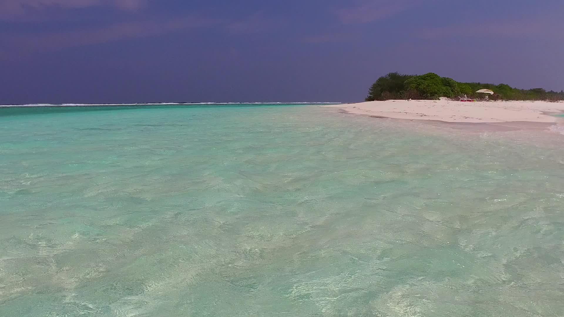 海洋旅游海滩航行蓝海和清洁沙地的海洋无人驾驶飞机视频的预览图