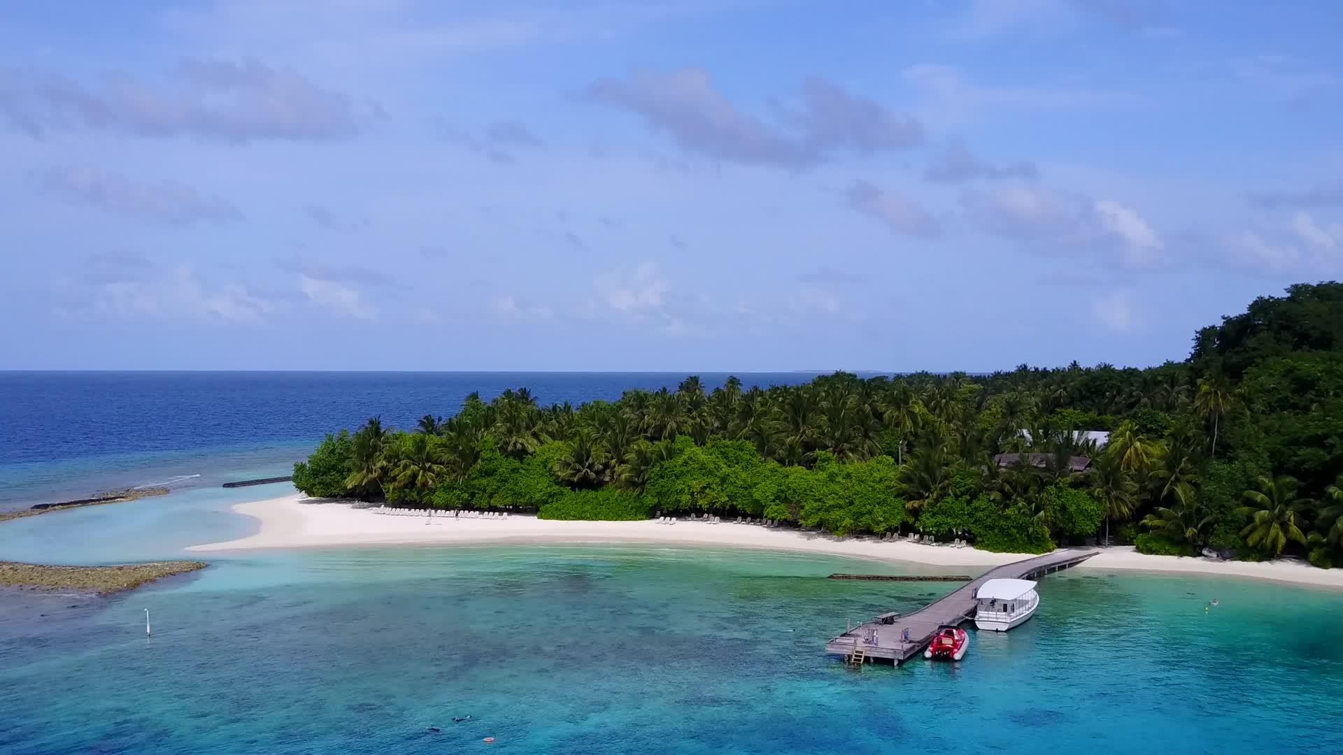 蓝海以白色沙滩为背景飞往环礁湖的宽度海滩视频的预览图