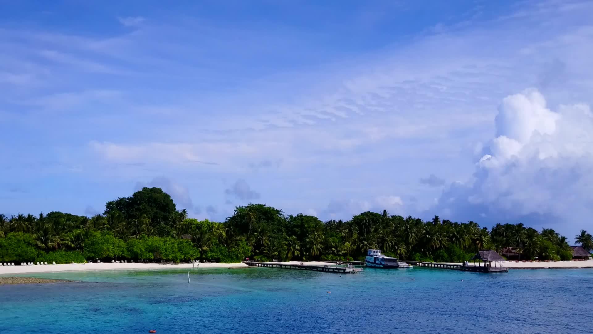 以白沙为背景的蓝海观察海滩时间的空气观察水下海洋视频的预览图