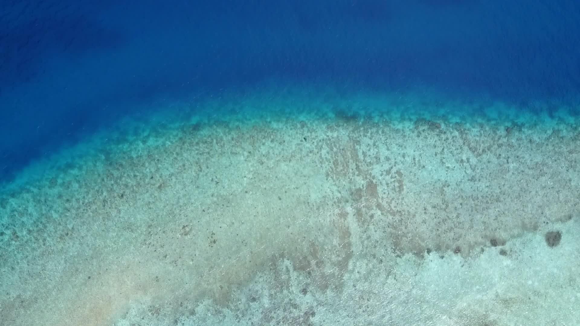 热带海滩旅游环礁湖和白色沙滩背景清晰视频的预览图