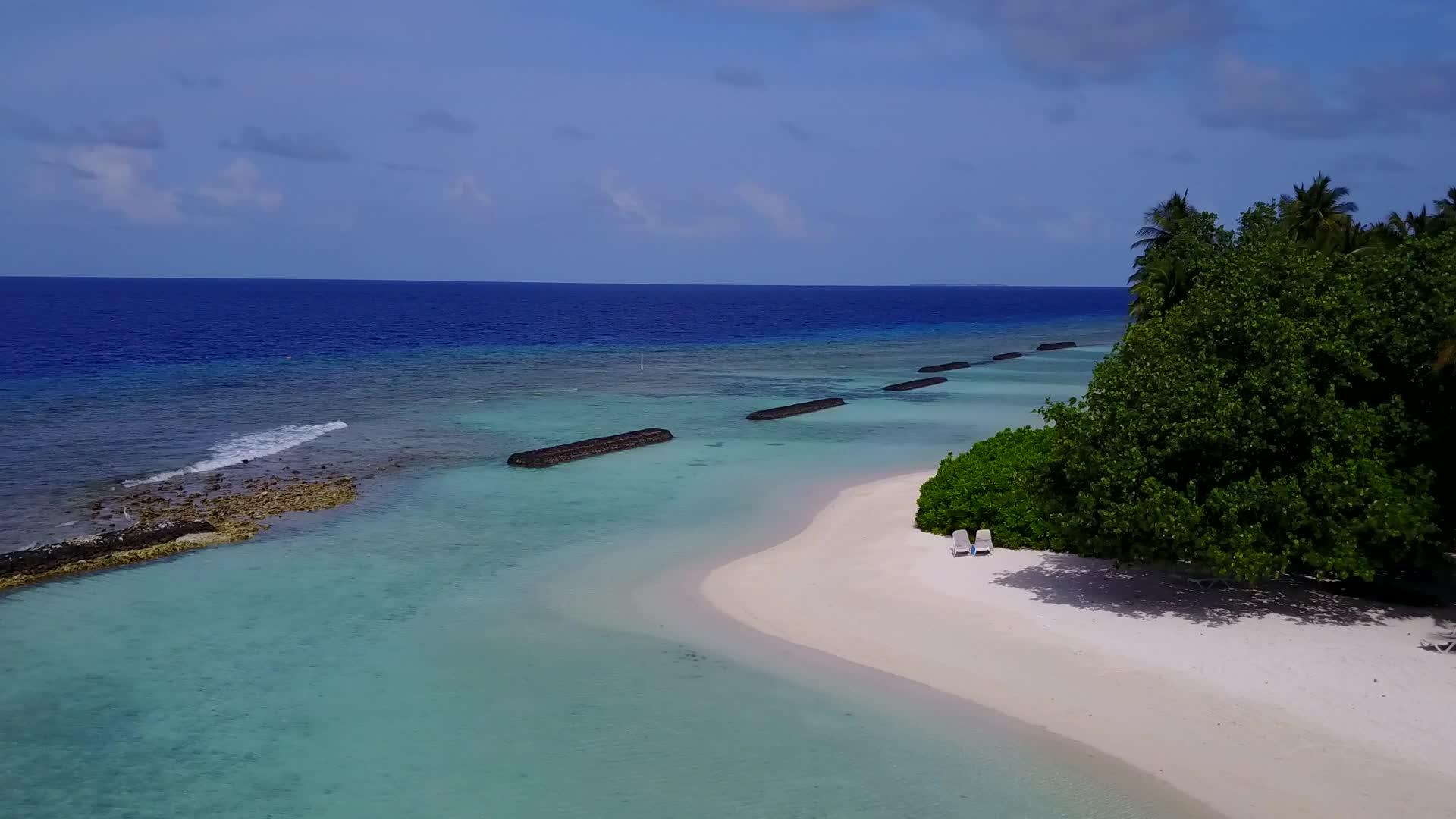 安静的旅游海滩探险飞行以清水和白沙为背景无人驾驶视频的预览图