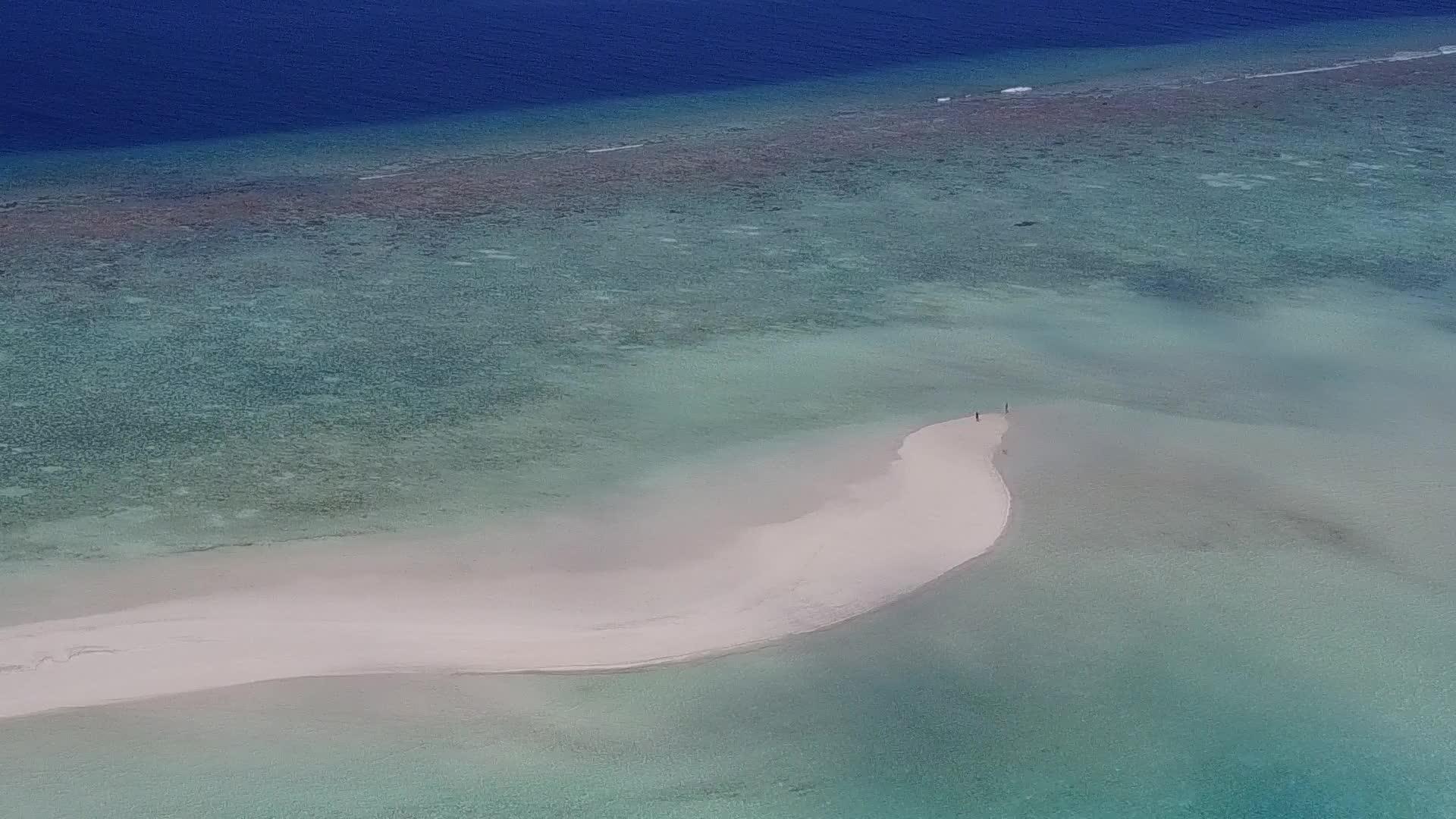 浅海和干净的沙滩岛屿海滩航行背景是清澈的海洋和清洁的沙滩岛屿视频的预览图