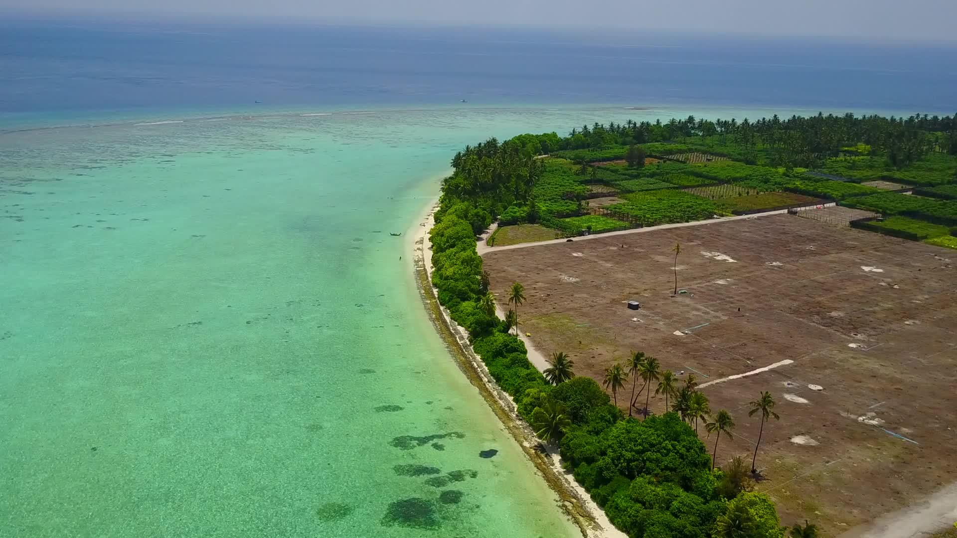 观察天堂岛海滩的空中景观背景为浅环礁湖和白色沙滩视频的预览图