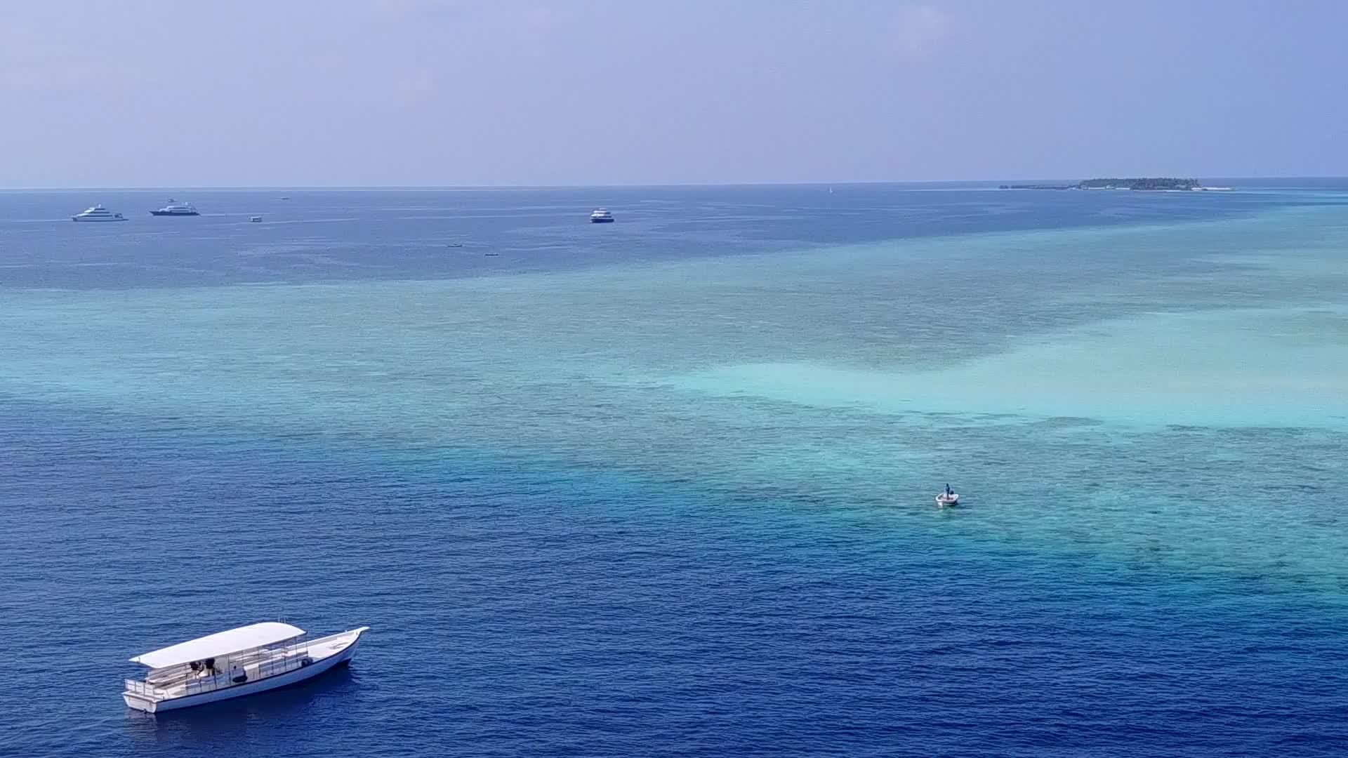 蓝海和白沙背景海洋岛屿海滩度假无人驾驶飞机飞行视频的预览图