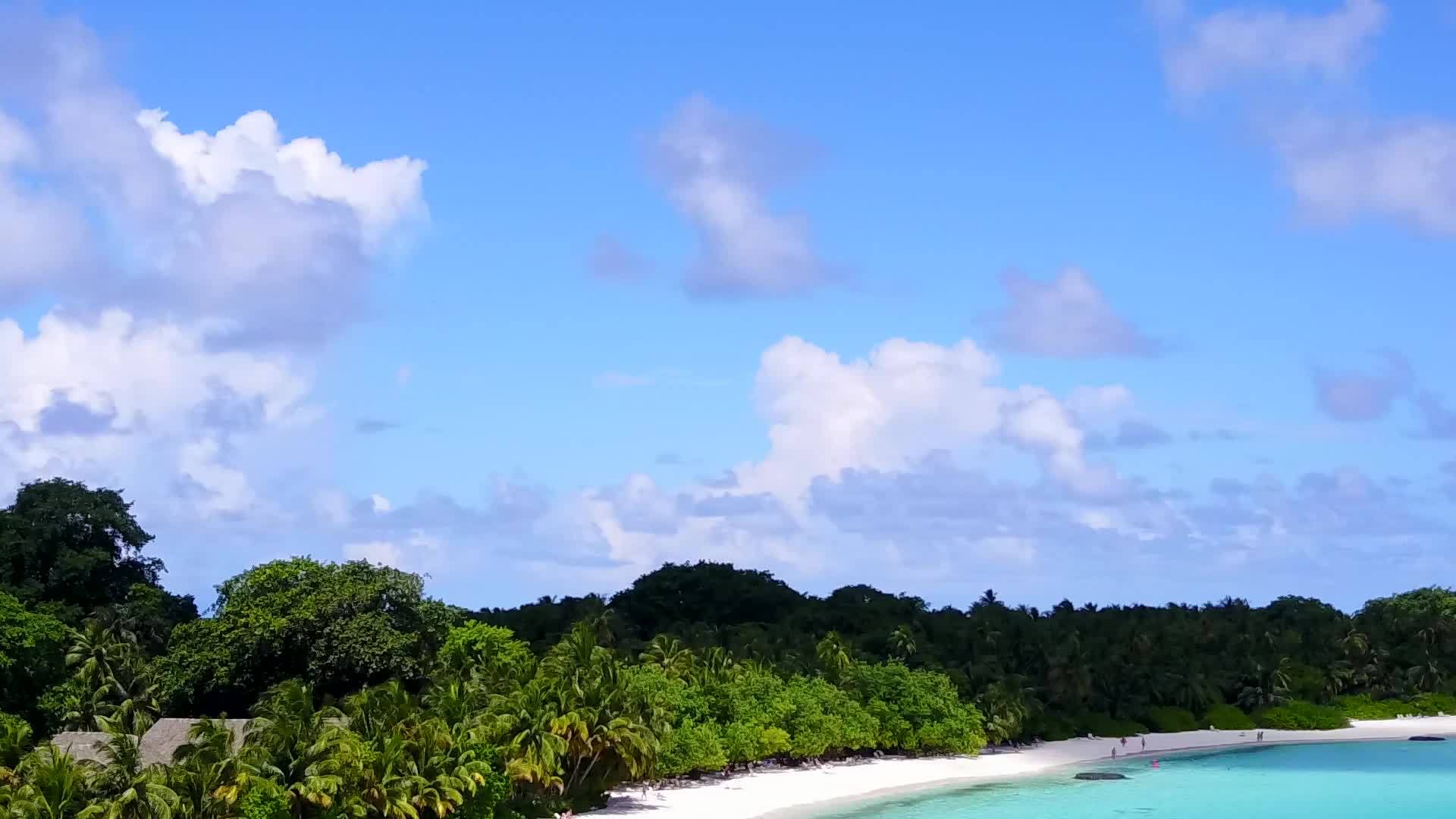 蓝绿环礁湖白色沙底蓝色背景的豪华旅游海滩度假度假视频的预览图