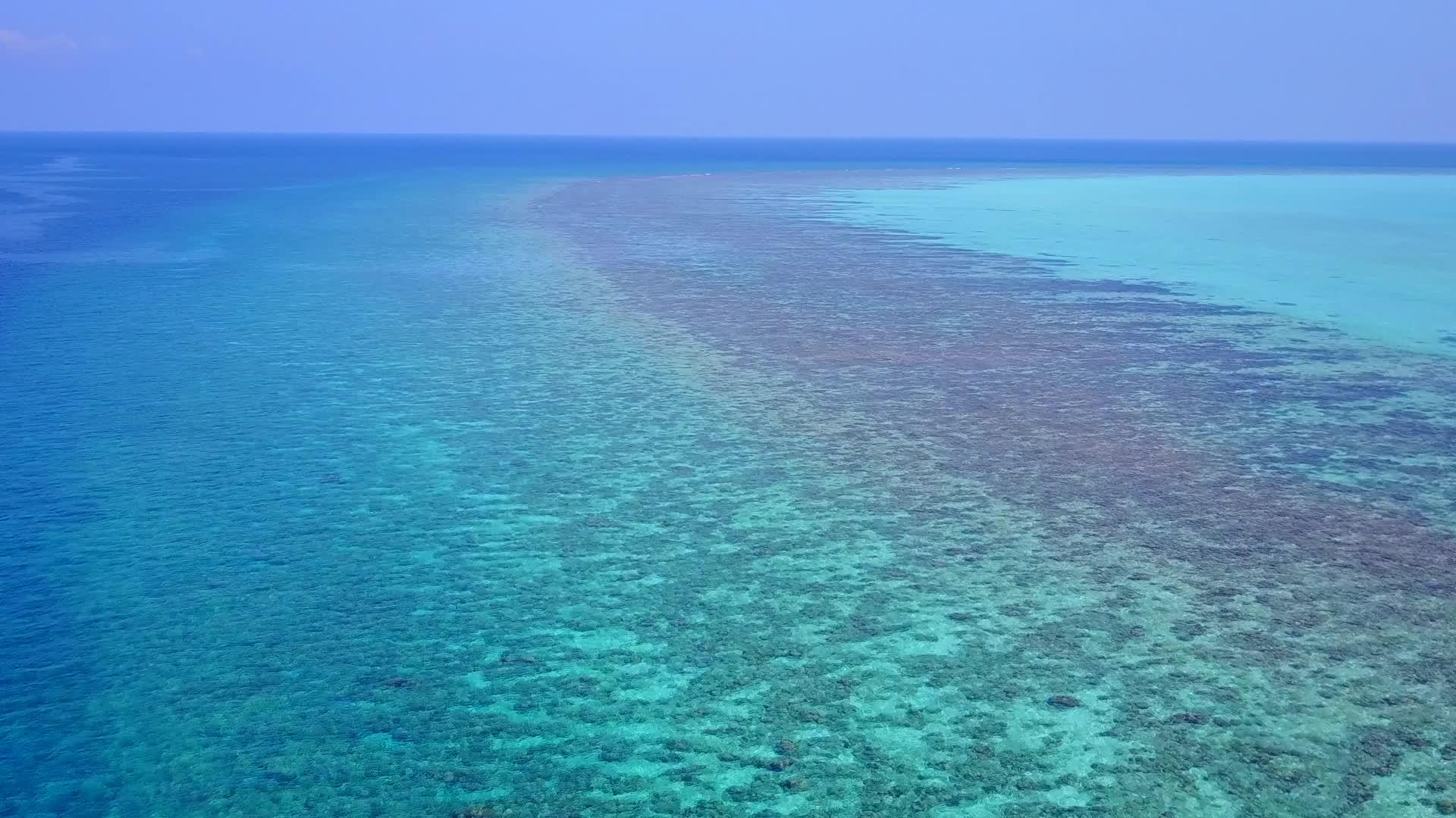 完美的岛屿海滩航程通过蓝海和白色沙尘背景视频的预览图