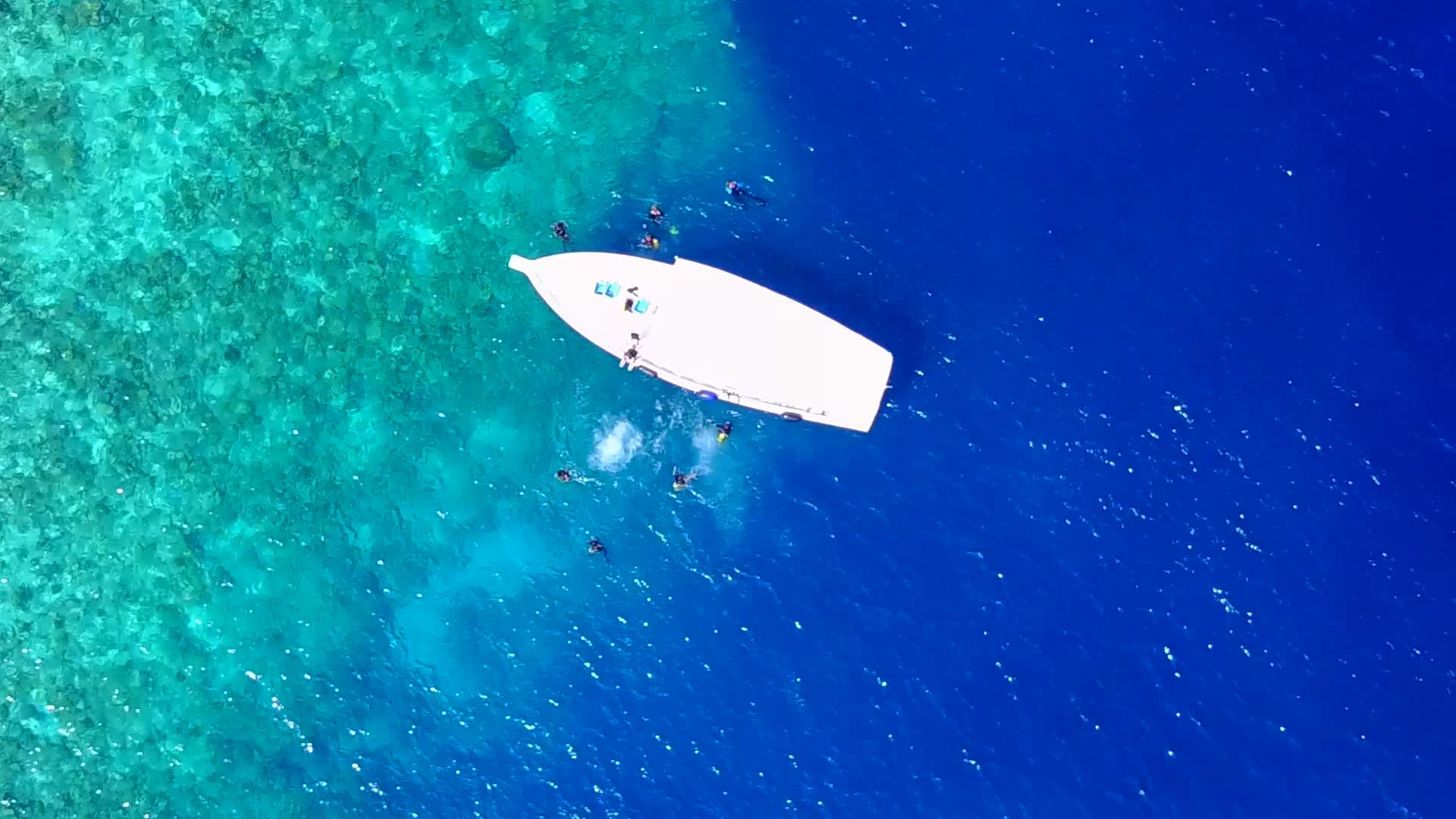 蓝色环礁湖和白沙背景的蓝色沙滩冒险抽象视频的预览图