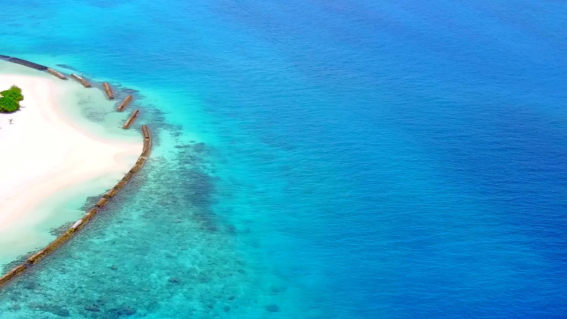 美丽的度假胜地海滩之旅无人机空中风景在明亮的沙质背景下视频的预览图