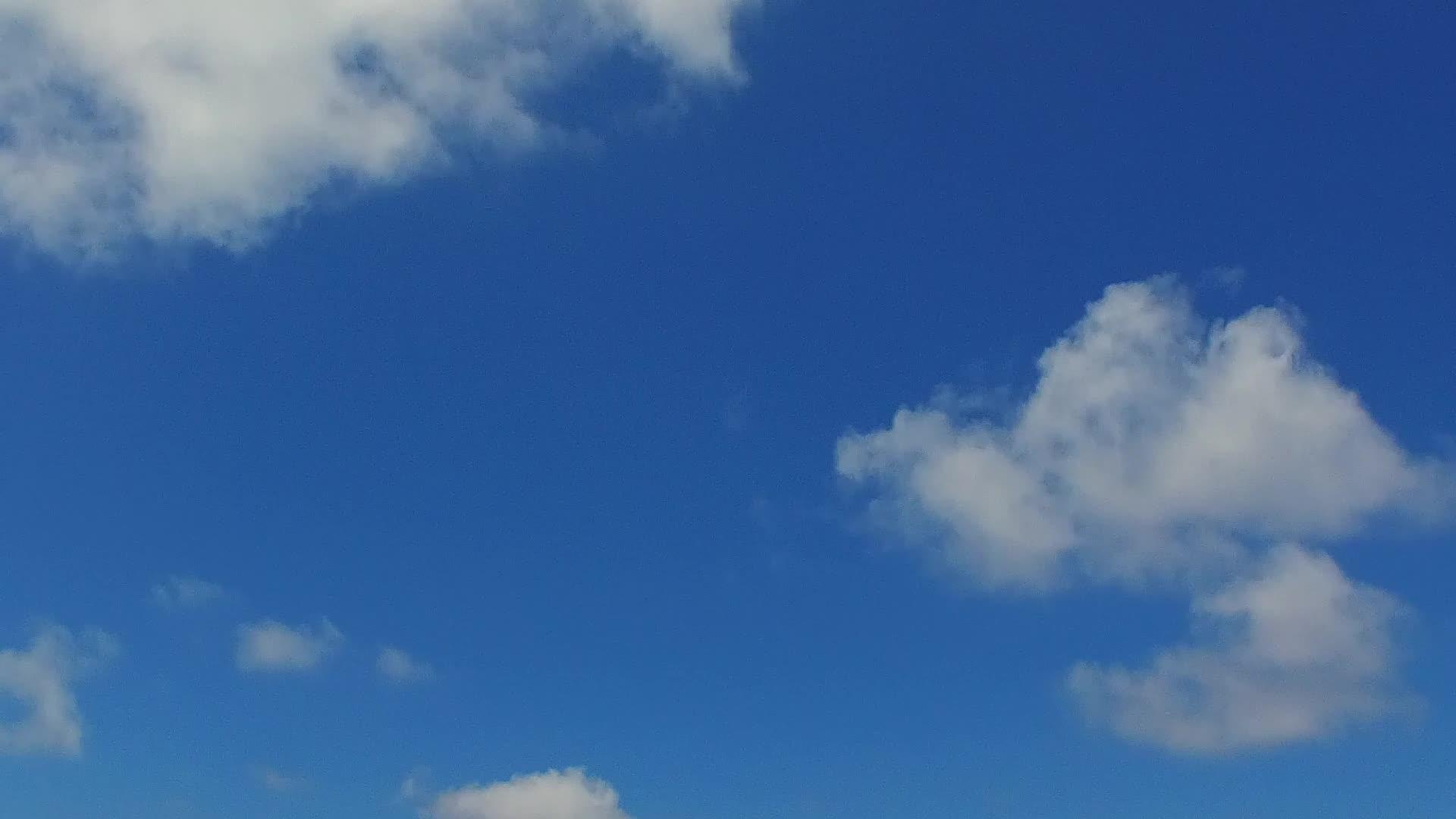 白沙背景蓝色泻湖异国海景海滩之旅视频的预览图