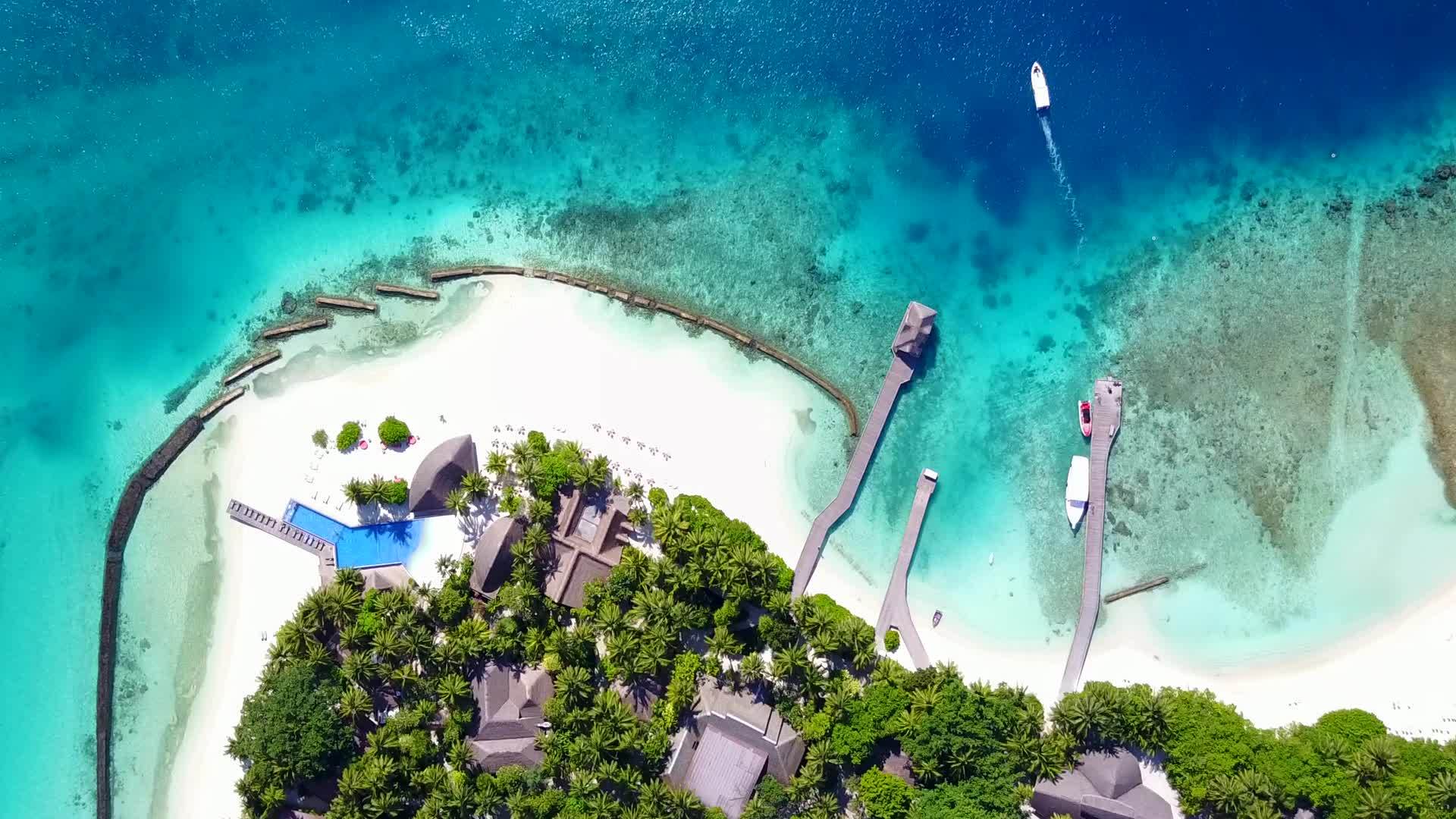 白沙背景蓝水热带海滩空中旅游视频的预览图