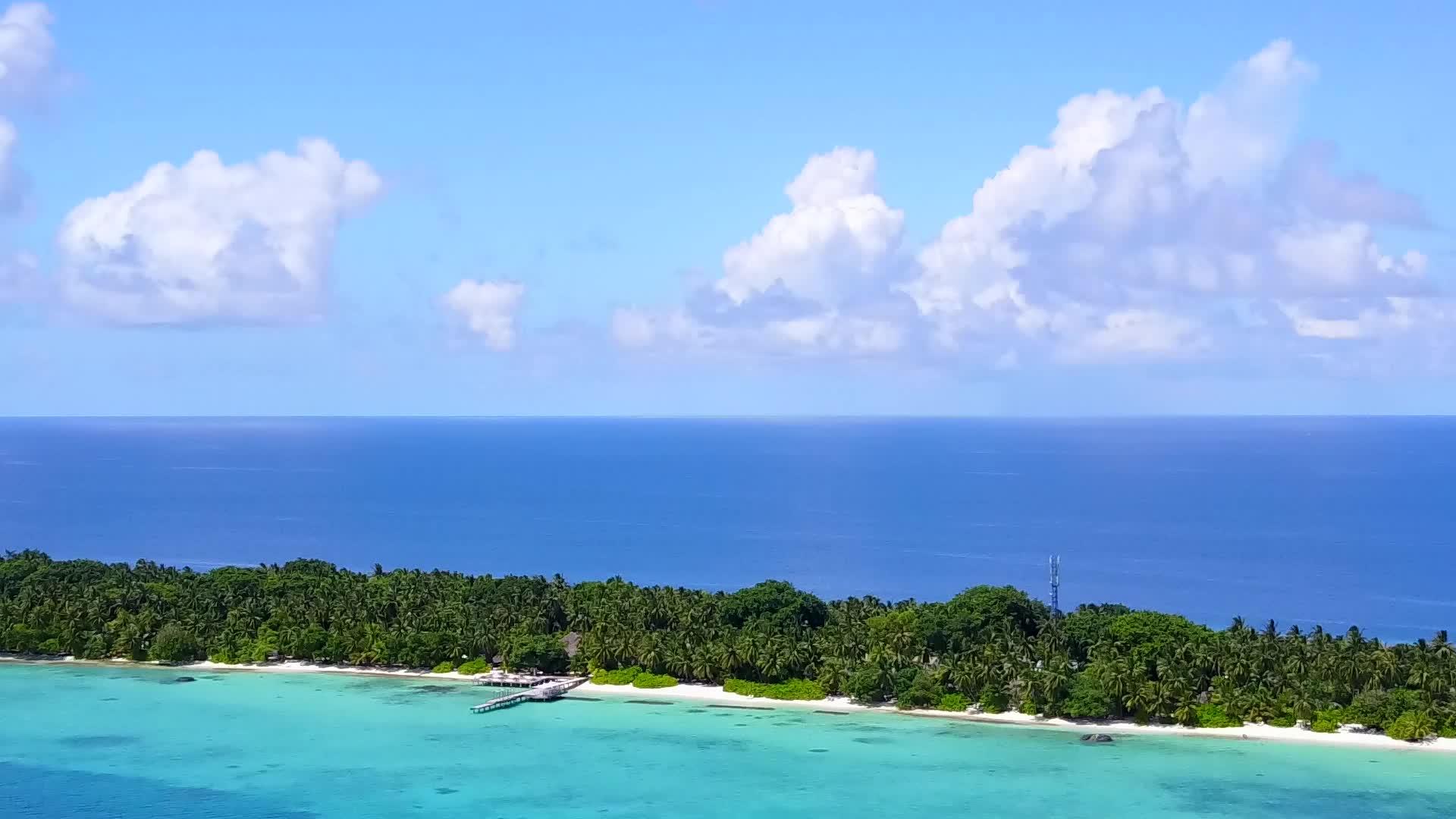 在清澈的海洋和白色的海滩背景下完美的海岸海滩旅行视频的预览图