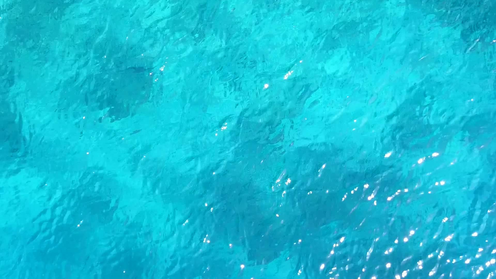 蓝水和白沙背景的蓝水完美探索环礁湖海滩的空气纹理视频的预览图