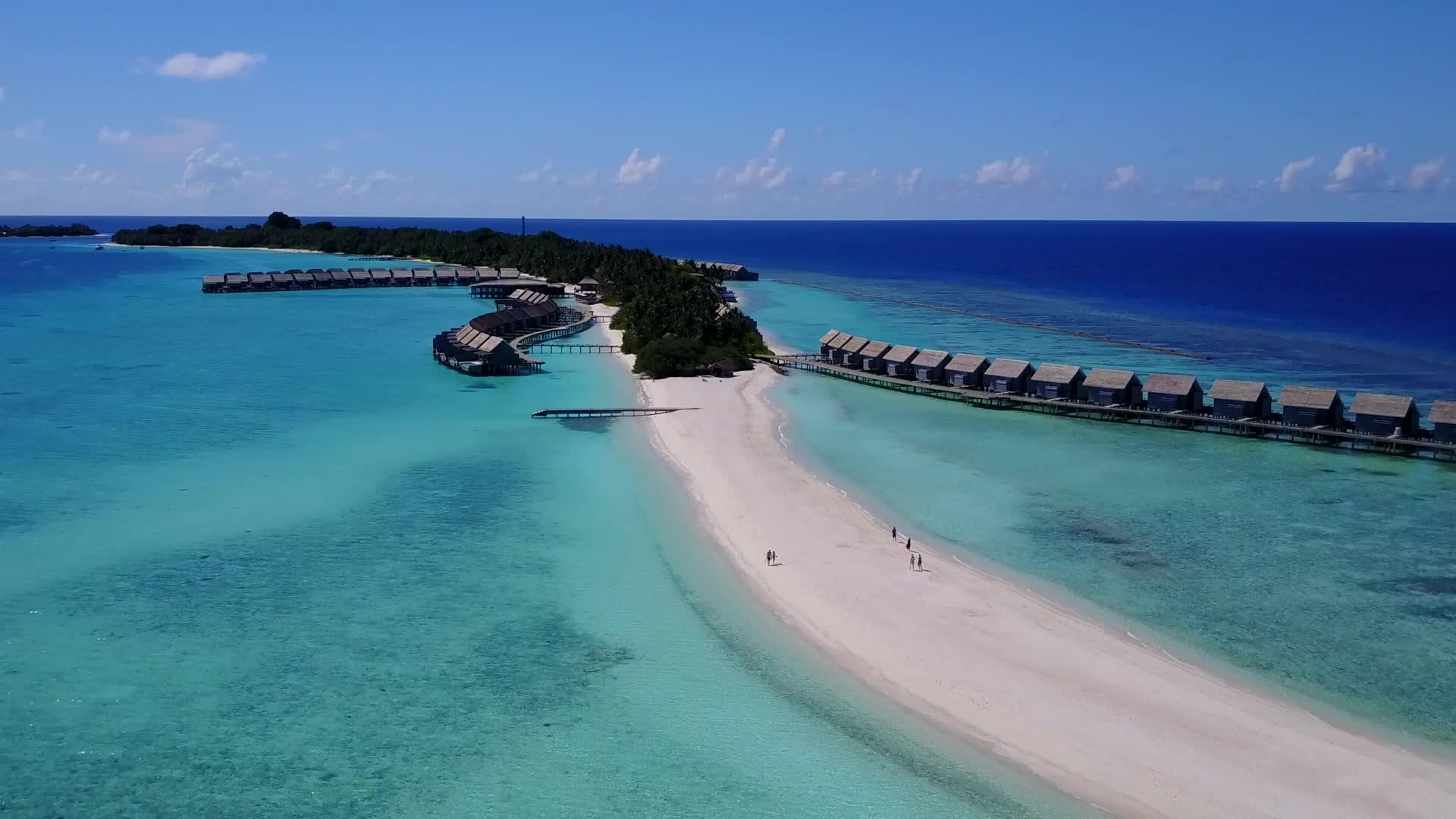 浅环礁湖和白色沙滩背景安静环礁海滩假日无人驾驶视频的预览图