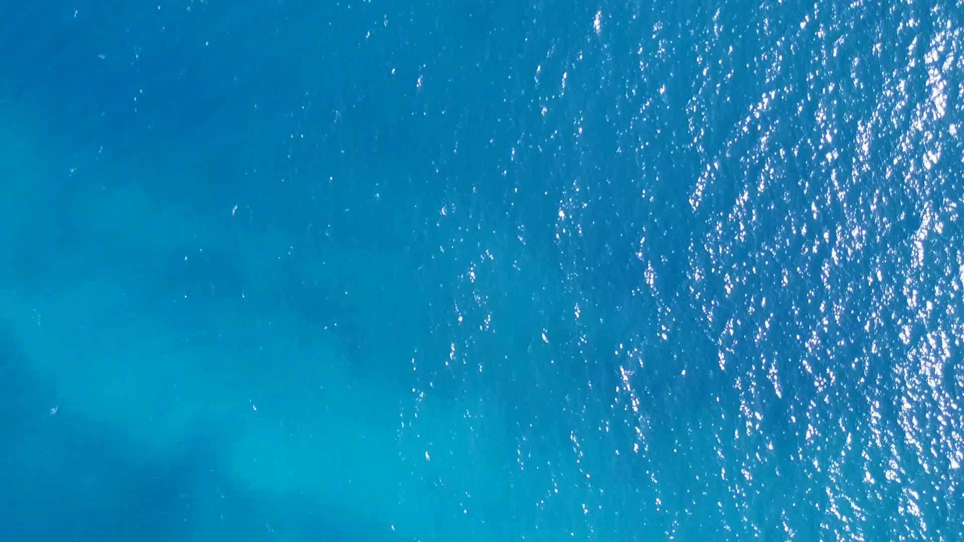 利用白色沙滩底部的在海岸海滩度假处进行空中无人驾驶视频的预览图